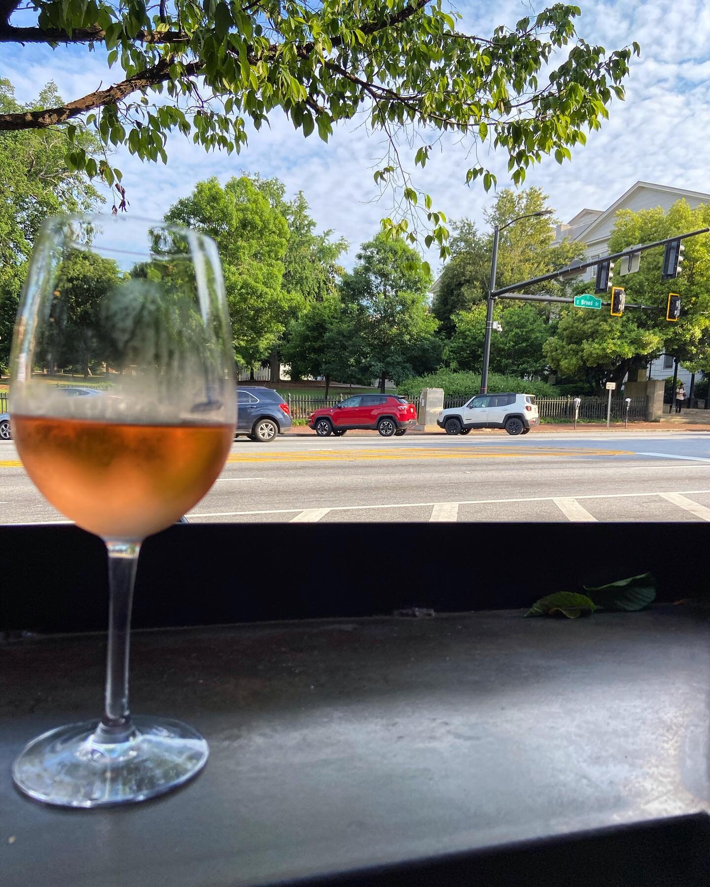 Everyone knows about the Dad Beer but next time you get take out, grab a Mom Wine while you wait! Nothing like a ros&eacute; to end the day.
#ThePlaceAthens