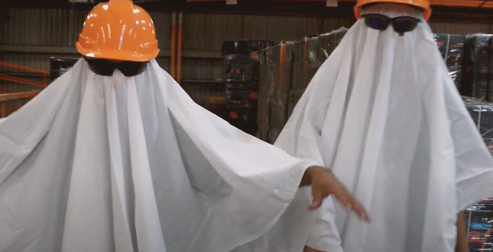 ¡Tenemos visitantes inesperados en la oficina! 👻👻 Descubre cómo celebramos el Día de Brujas en HPC.