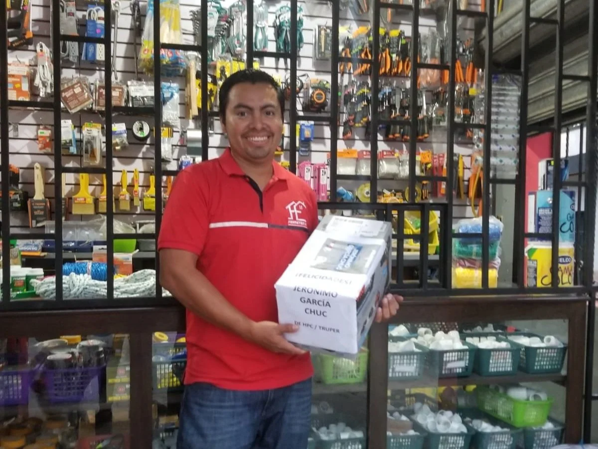 ¡Entrega de premio al afortunado ganador de nuestro sorteo Truper Max en Ferretexpo! 