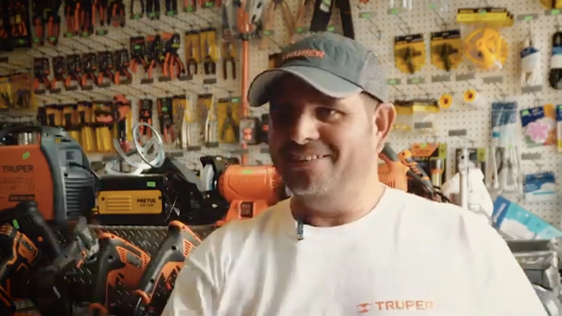 “Contentos, porque ni siquiera habíamos abierto y ya habíamos vendido una pala TRUPER “ 