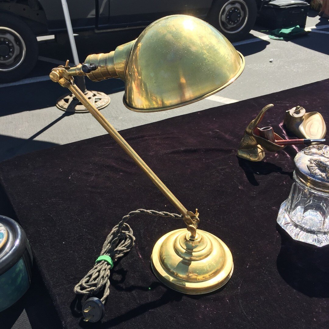 These are some photos I&rsquo;ve taken of lighting at the Long Beach Antique Flea Market. 

www.geoffbdesign.com/blog#fleamarket #fleamarketfind #fleamarketfinds #design #lighting #lightingdesign #lightingdesigns #lightingdesignideas