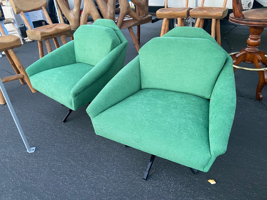 Fun vintage furniture sightings at the Rose Bowl Flea Market today!

www.geoffbdesign.com/blog

#rosebowl #rosebowlfleamarket #rosebowlflea #furniture #fleamarket #fleamarketfind #FLEAMARKETFINDS #fleamarketstyle #vintage #vintagefurniture #vintagech