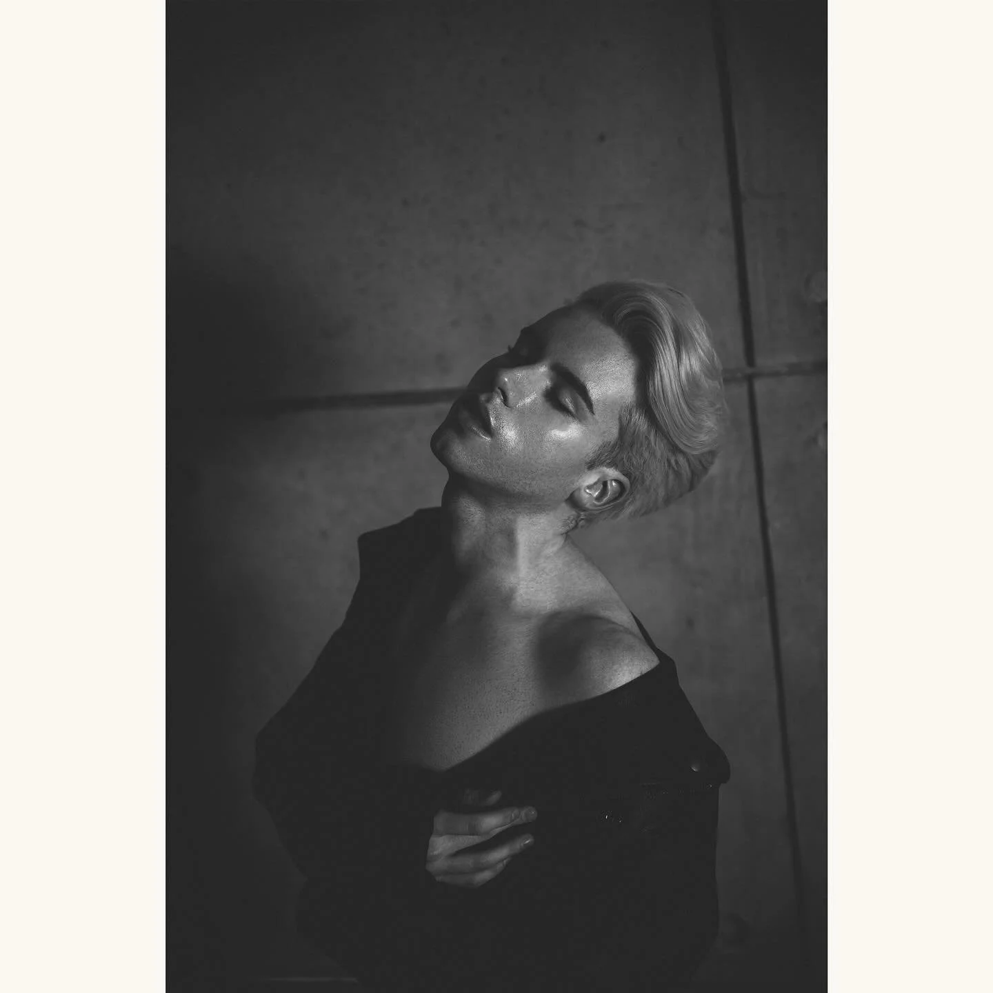 Ian Home, Los Angeles, 2024

#portrait #photography #cinematic #film #luxury #hollywood #losangeles #goldenera #classic #glamour #artdeco #noir #oldhollywood #headshots #model #beauty #music #musician #artist #singer