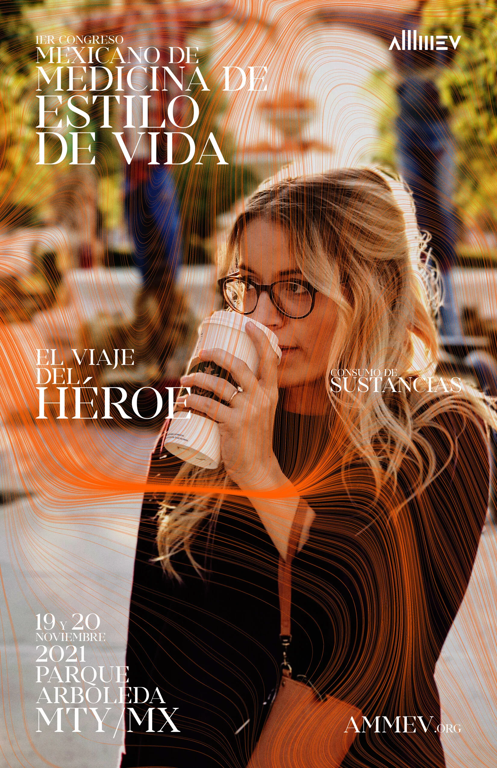 Una mujer con gafas sosteniendo una taza de café, participando en el Primer Congreso Mexicano de Medicina de Estilo de Vida, con fondo de árboles y personas. Texto promocional del evento en noviembre de 2021 en Parque Arboleda, Ciudad de México.
