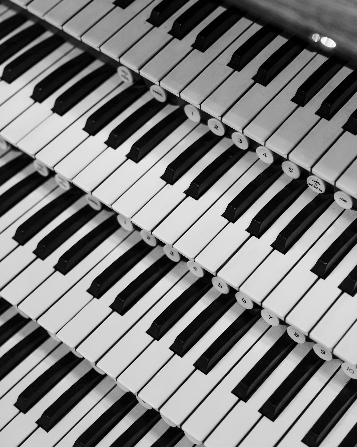 Who picked up Royal Albert Hall Organ for Kontakt Player over the cyber weekend? Here are the four manuals in all their black and white glory 🎹