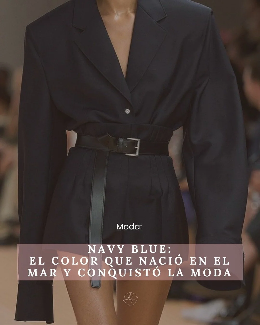 El azul navy tiene más historia de la que imaginas: nació en los mares, dominó los uniformes militares y terminó conquistando la moda como uno de los colores más elegantes y atemporales. 🌊⚓
Hoy es un indispensable