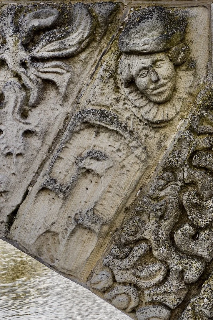 GRAFFITI, SATIRE, CYNICISM, SYMBOLS AND STORIES