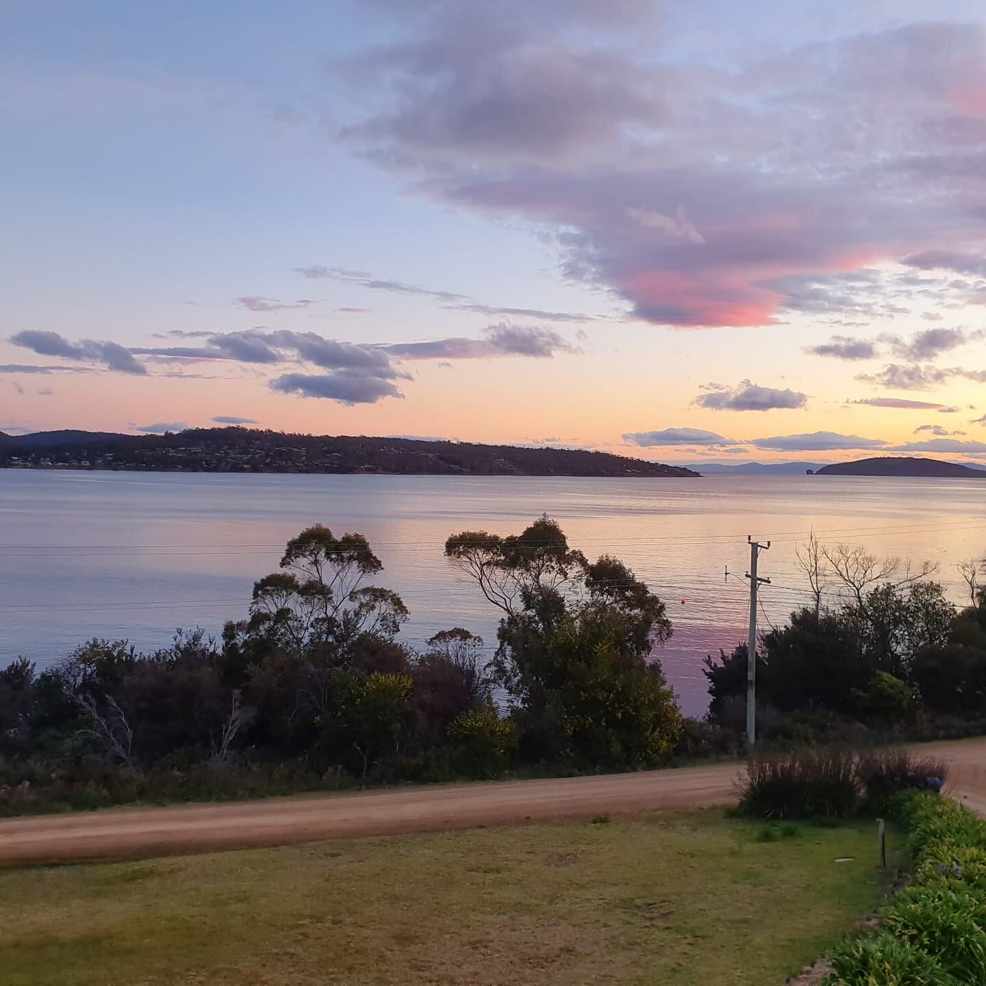 Stunning sunsets no matter the season down here

🌅

#tasmanpeninsula #whitebeach #DiscoverTasmania #portarthur #whitebeachseasideretreat #whitebeachtasmania #threecapestrack #hobartandbeyond #beachhouse #airbnbtasmania #tassieoffseason #tasmaniaplac