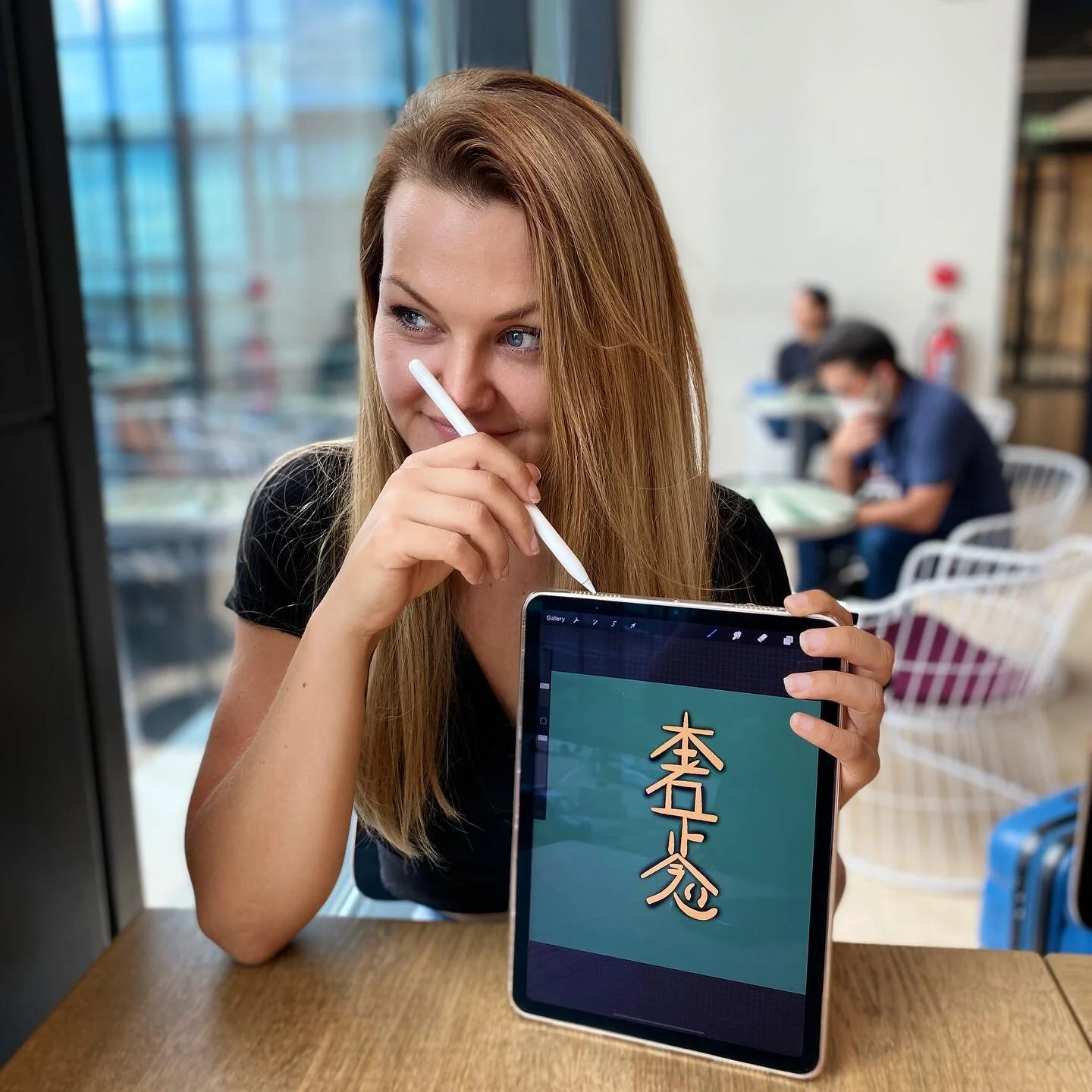 Sam took this pic at the airport coming back from Berlin earlier this week💛.

It was only this year that I found out you could illustrate on an iPad and create digital art anywhere so easily👀.

Needsless to say I felt like a kid in a candy store an