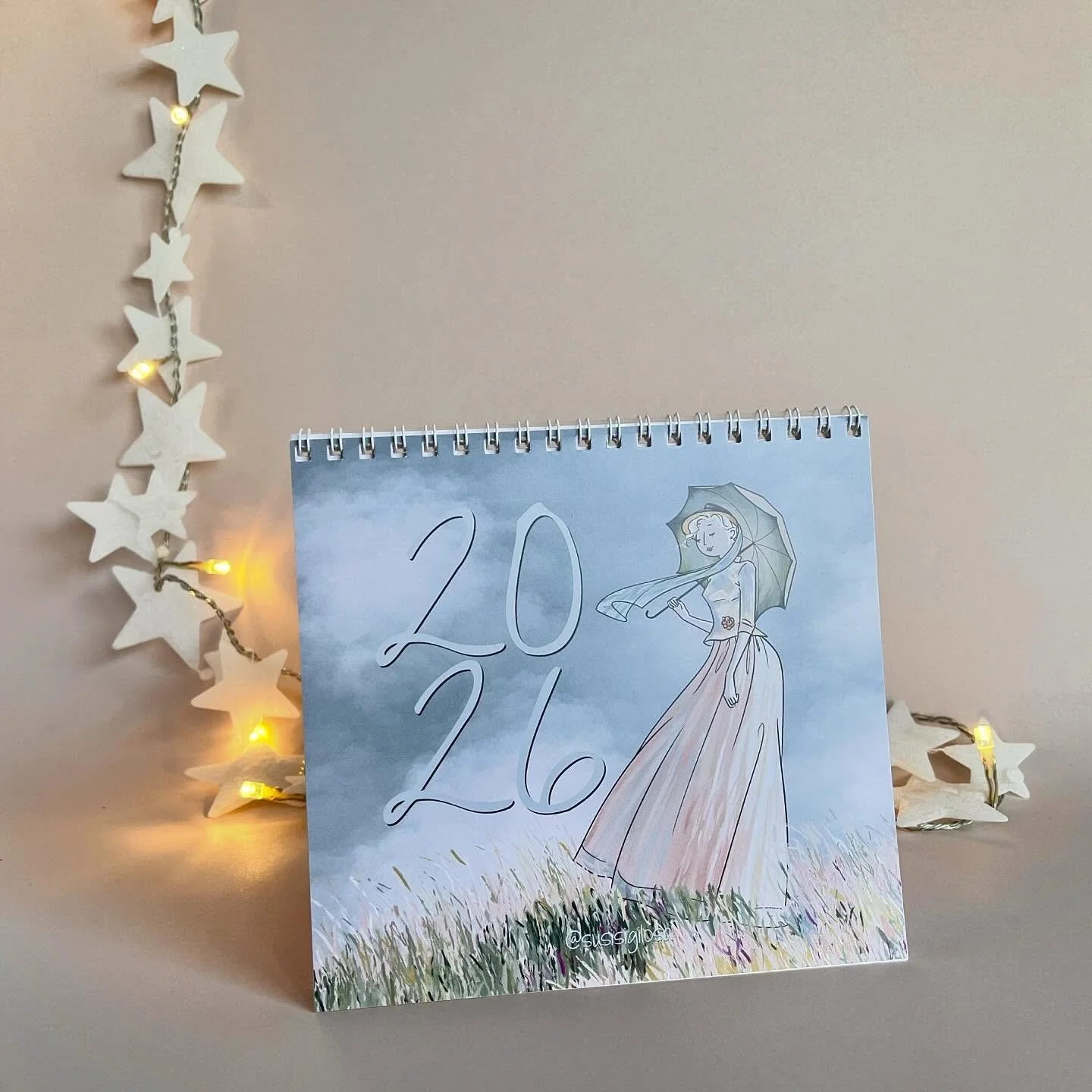 Ya est&aacute; aqu&iacute; el calendario de mesa 2026 de #susisigilosa. Y digo de mesa, porque este a&ntilde;o tambi&eacute;n hay un calendario de pared. Lo publicar&eacute; pr&oacute;ximamente.
Ahora pod&eacute;is acceder al calendario tradicional, 