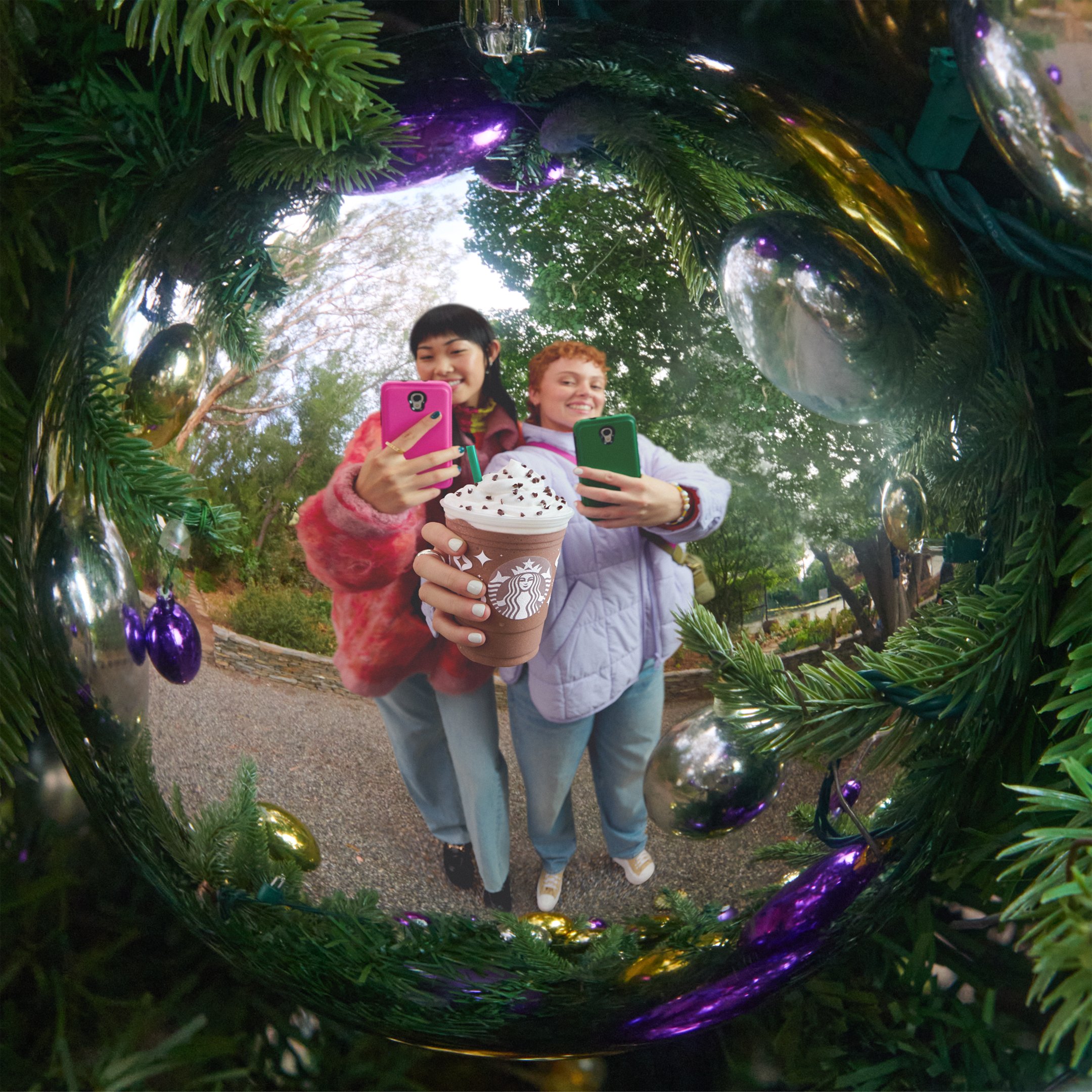 BSS_STB_HolidayFY24_FestiveLifestyle_OrnamentSelfie_1x1_FINAL.jpg
