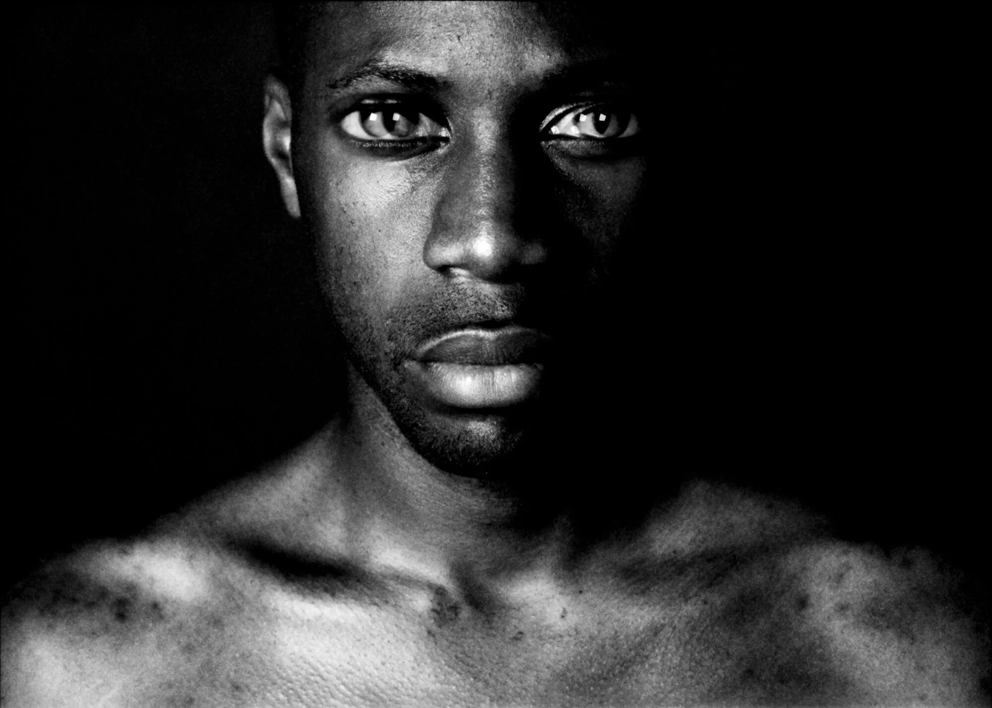 CAXIMINGO-Nuambe-Photographie-03-artiste-PORTRAIT-EDGAR-SEKOLA-2000px.jpg