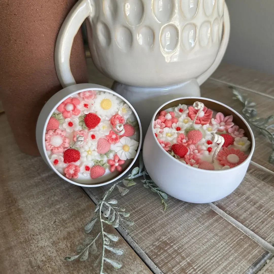 Strawberries and Daisies Tin Candle- Luna Jane Signature2.webp