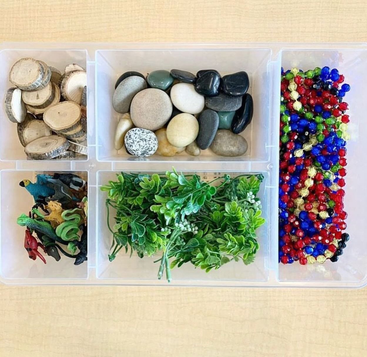 Rainforest friends loose parts 

The kids are loving this rainforest inspired loose parts tray. 🦎🦋🐍

Where to find:
Animals - Michaels 
Greenery - any dollar or craft store
Rocks - &hellip;duh
Wood slices - Dollar Tree 
Beads - cut up from thrifte