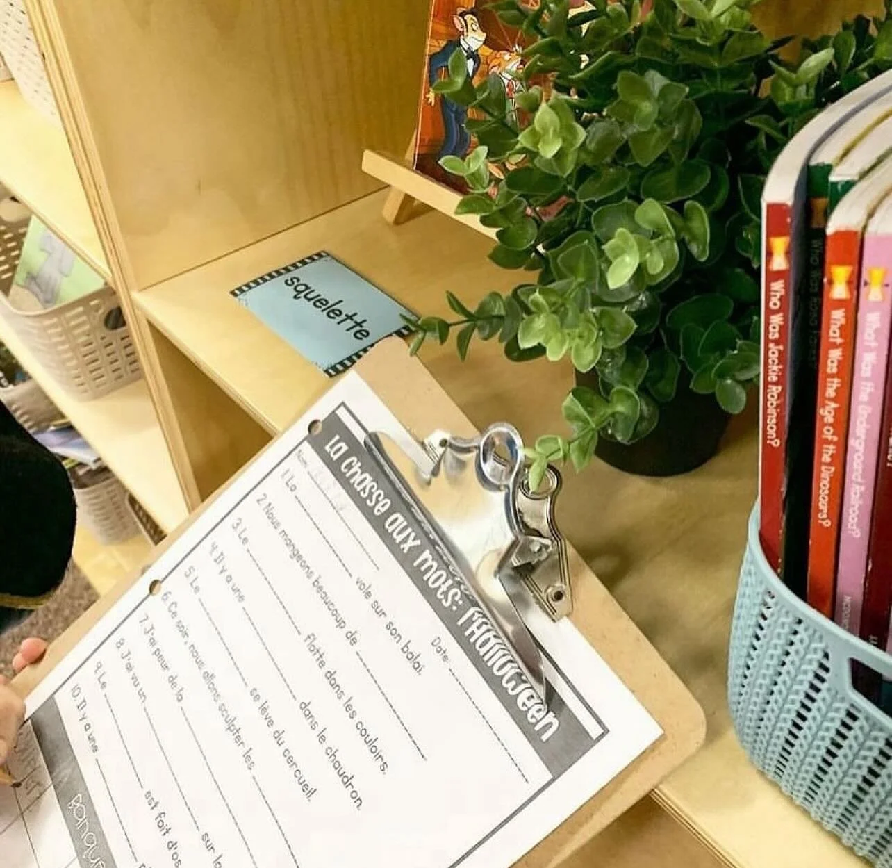 LA CHASSE AUX MOTS is a more advanced twist on write the room. Students go around the room to find hidden words and they write them in their word bank. Then we take it a step further and they fill in the blanks using their words. They need to read th