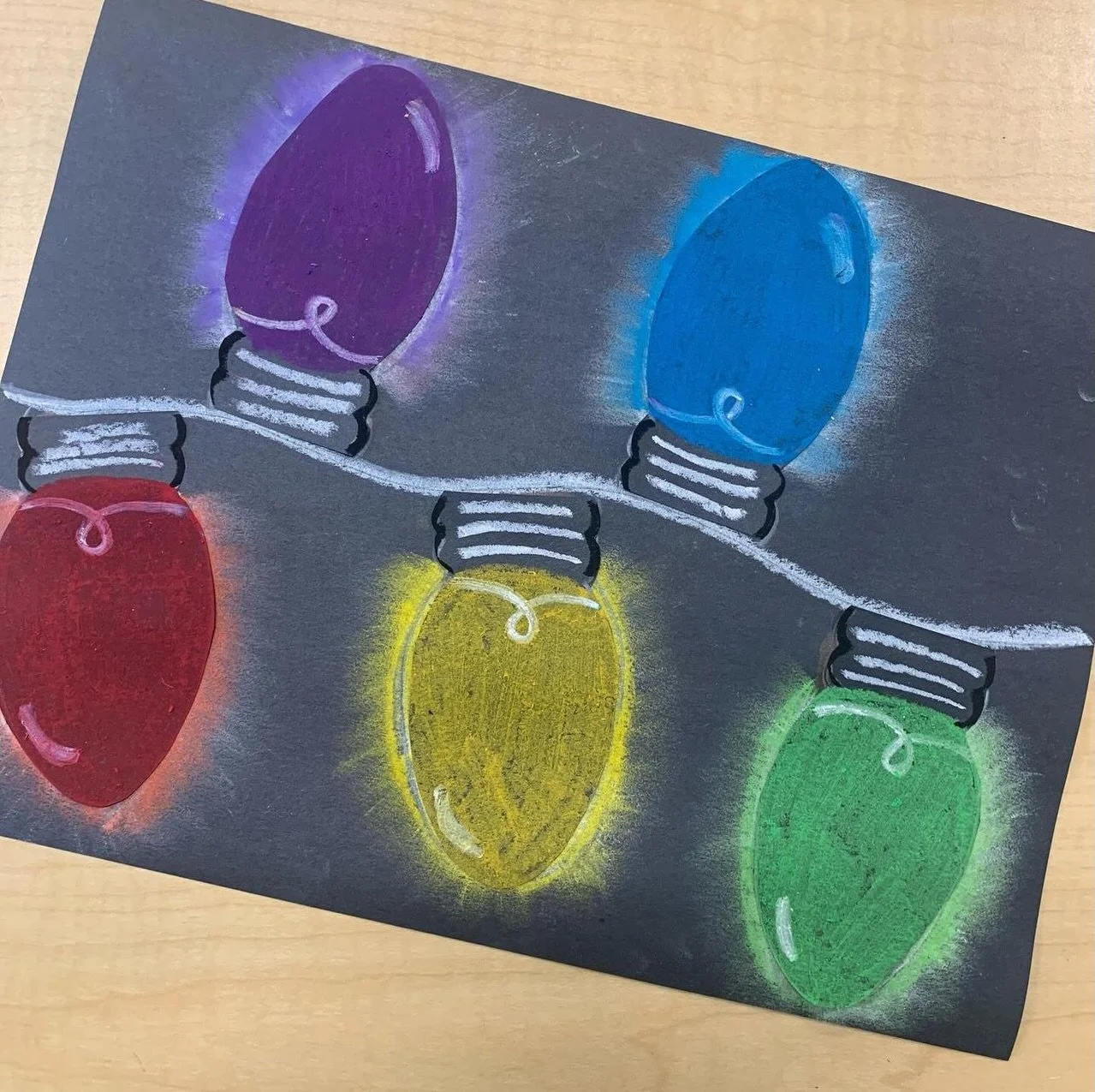 Who doesn&rsquo;t love some glowing bulbs in the dark! This is a pastel project. 

#Frenchteachers #frenchimmersion #grade3 #grade2 #primaryteacher #canadianteacher #bcteachers #artforkids #kidsartprojects #christmasart