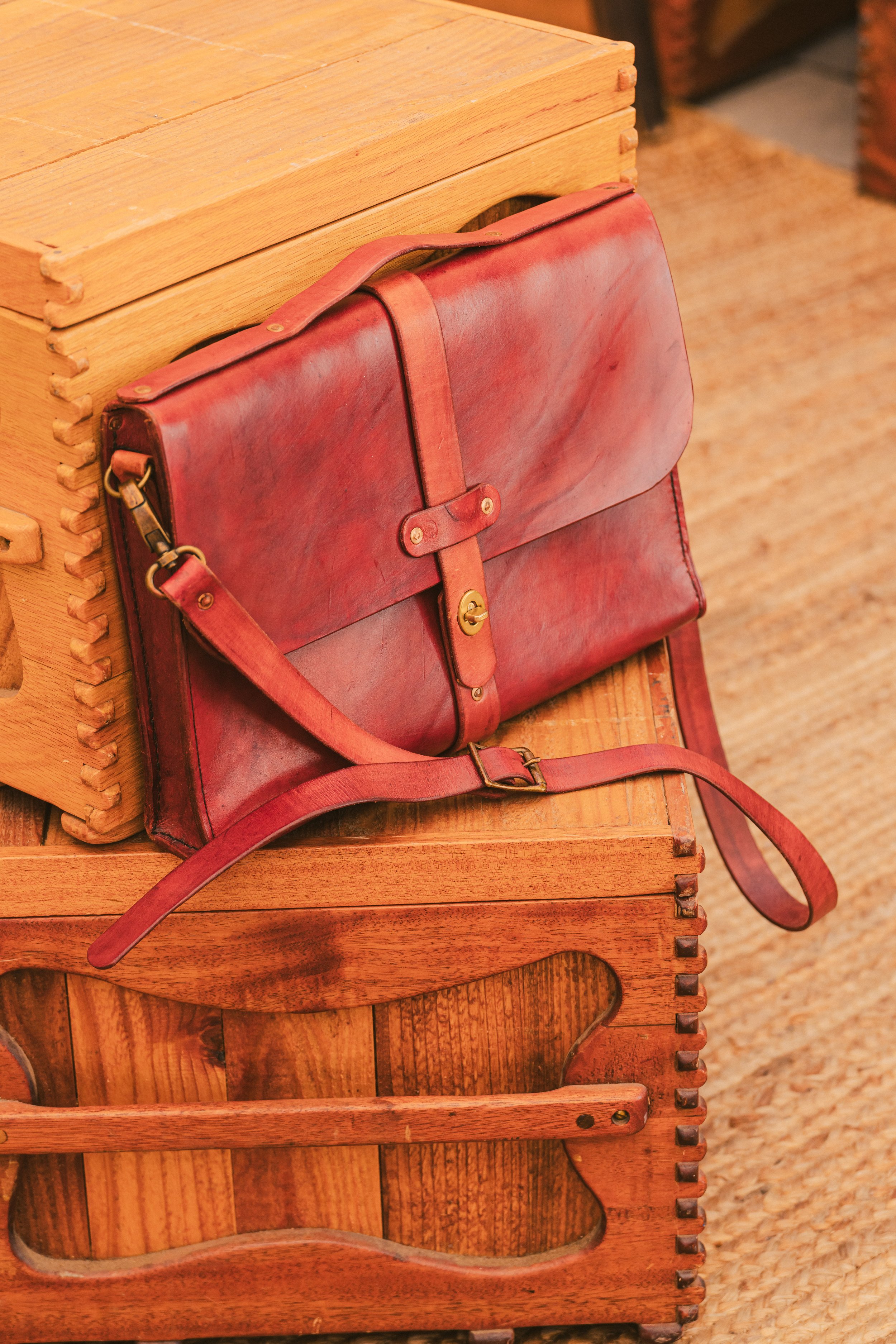 Red-Brown Leather Messenger Bag – Rich Color & Durability "Handcrafted red-brown leather messenger bag with premium vegetable-tanned leather, brass hardware, and a secure turn-lock closure."