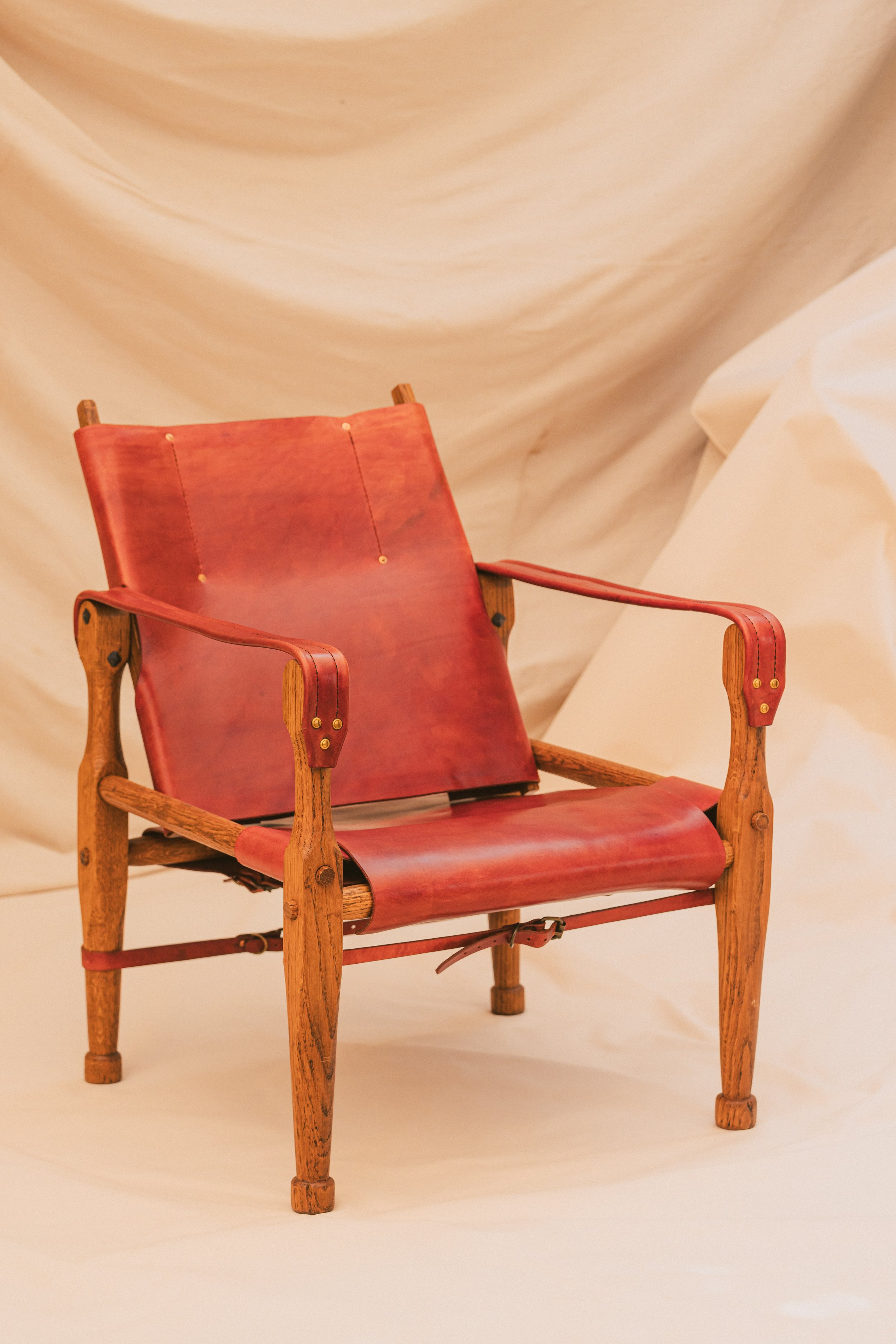 Red-Brown full grain leather lounge chair. Handmade Roorkee with swivel back. in White oak