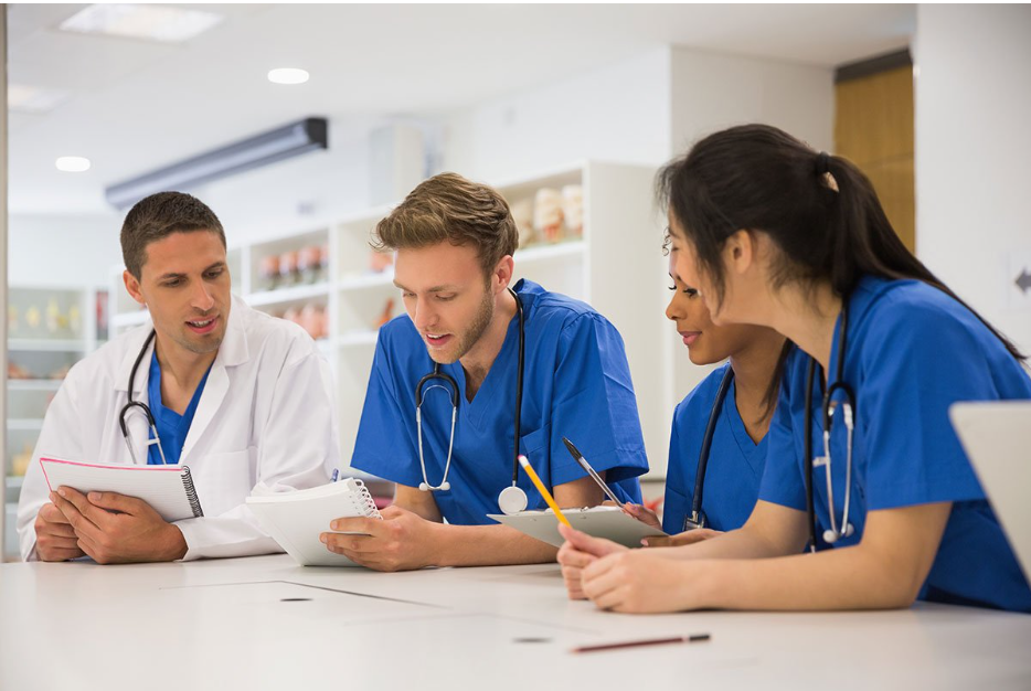 Do medical scribes wear scrubs?