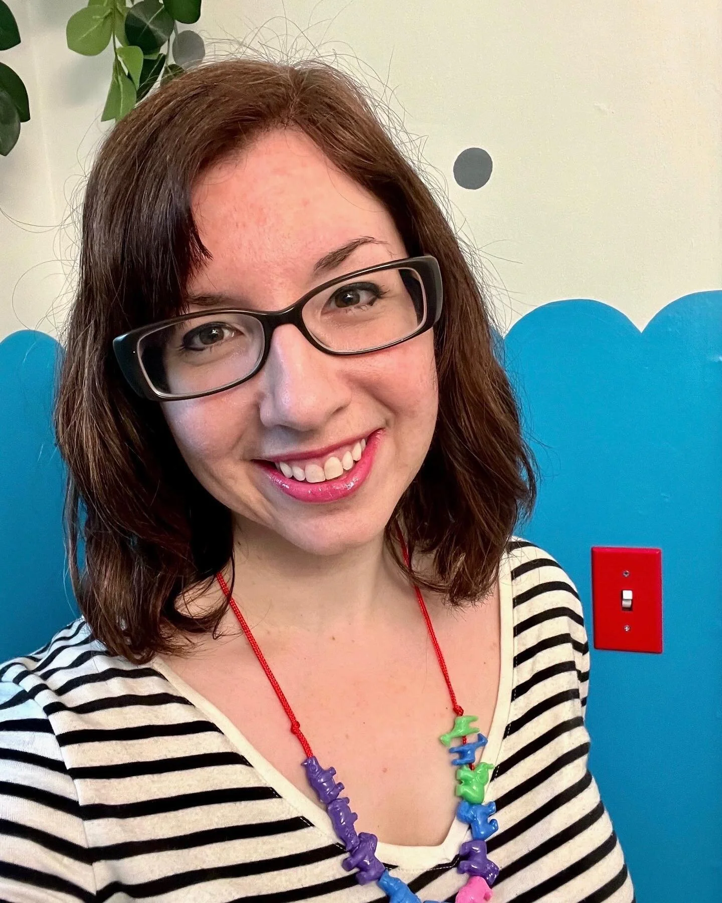 Are your bathroom fixtures looking a bit old or dingy? 🚽 Paint your walls a bold color to create contrast against your white toilet and sink. You&rsquo;ll be amazed how fresh and new your fixtures look! 🤩 
⠀⠀⠀⠀⠀⠀⠀⠀⠀
TIP: This is also a great &amp; 