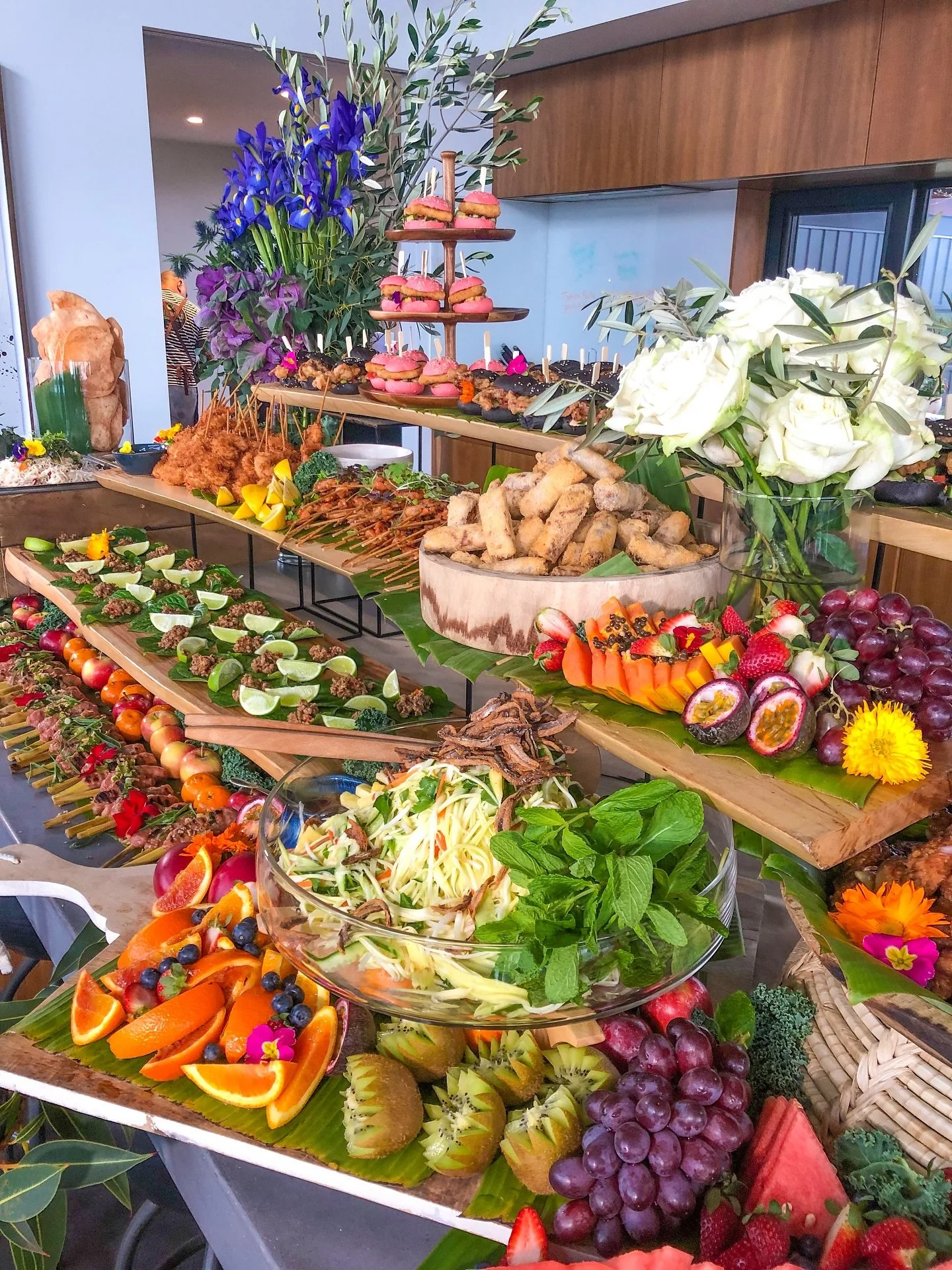 Throwback to Sarah + Col’s bespoke Bowral wedding graze 🌿
6 years later… still obsessed with this spread 💛
Planning your big day? Let’s make it unforgettable ✨
🌺: @jewelphonflowers
#GreenMangoSydney
#WeddingCatering