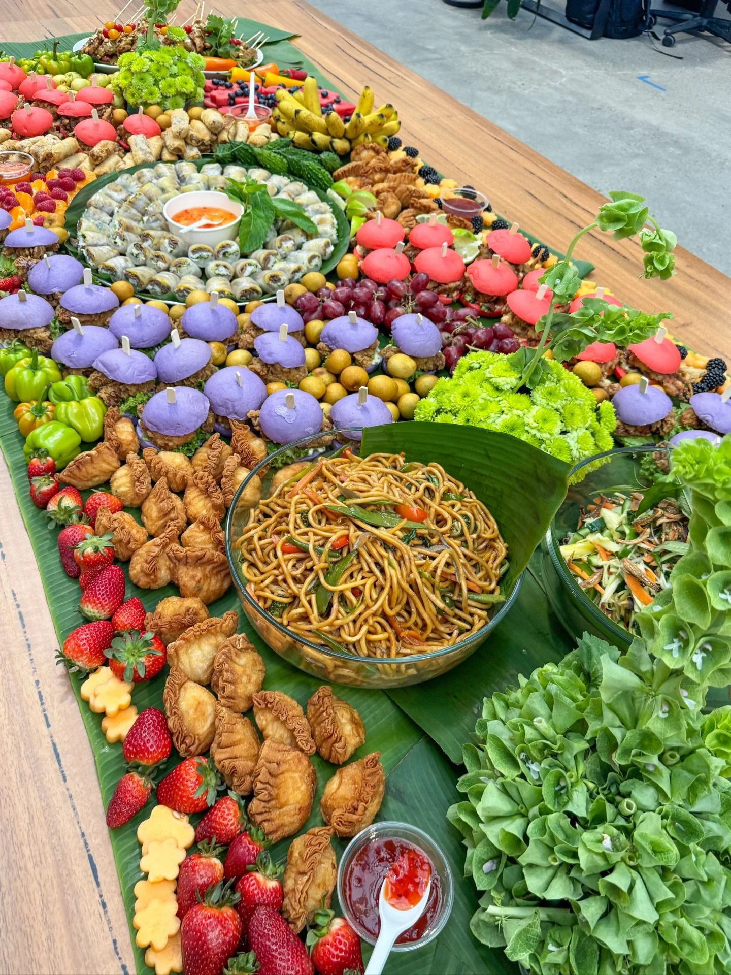 𝗬𝗼𝘂𝗿 𝘀𝗶𝗴𝗻 𝘁𝗼 𝘂𝗽𝗴𝗿𝗮𝗱𝗲 𝗼𝗳𝗳𝗶𝗰𝗲 𝗰𝗮𝘁𝗲𝗿𝗶𝗻𝗴 👀⁣
⁣
Flat lay BoodleGraze for 40 at @mjbale - fresh Vietnamese flavours, styled and ready to impress.⁣
⁣
Easy to serve.⁣
No mess.⁣
Big impact.⁣
⁣
Perfect for team lunches, meetings 