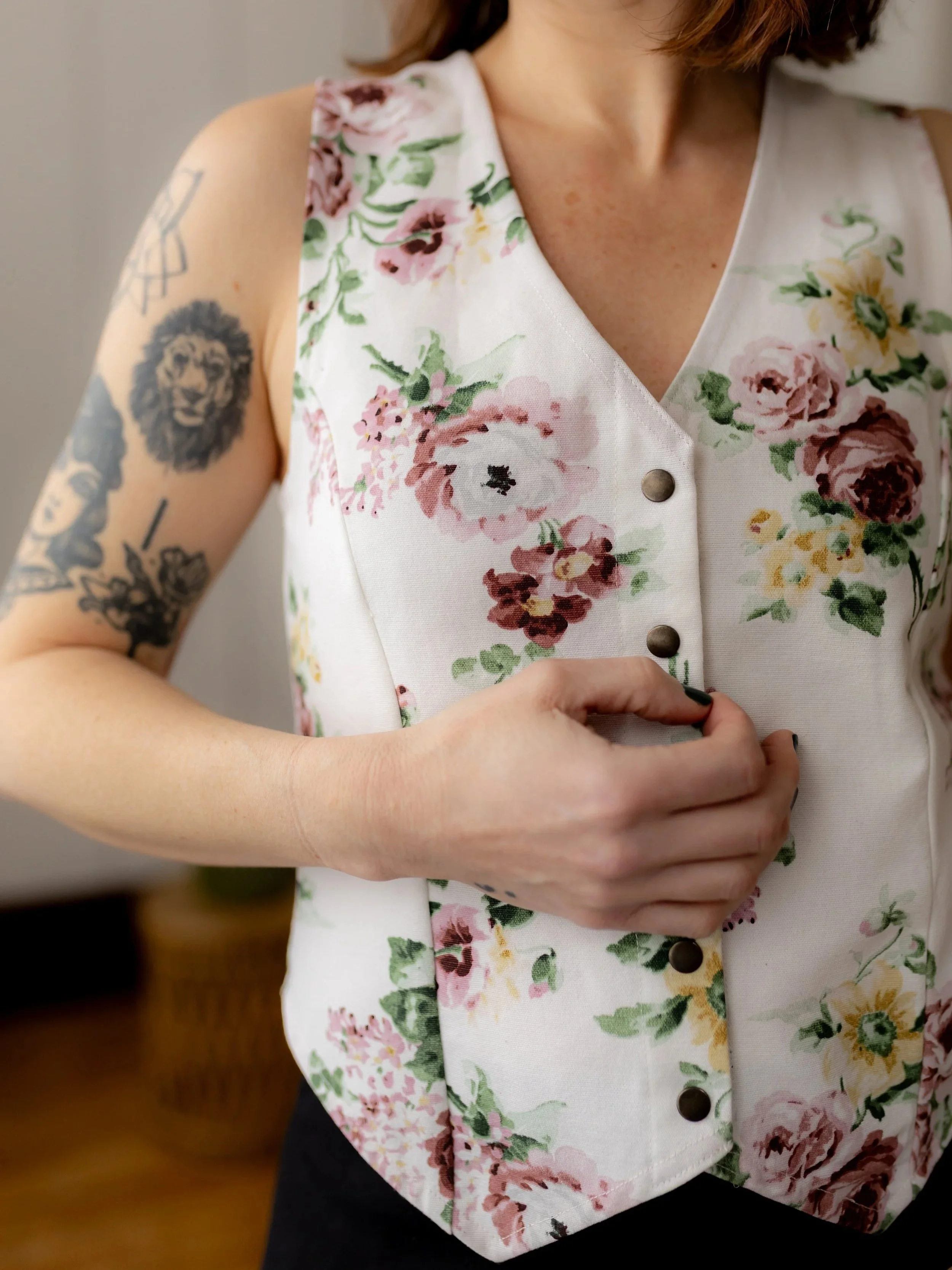 Veste+ajust%C3%A9e+boutonn%C3%A9e+sans+manche+fleurs+roses+blanc+gros+plan.jpg
