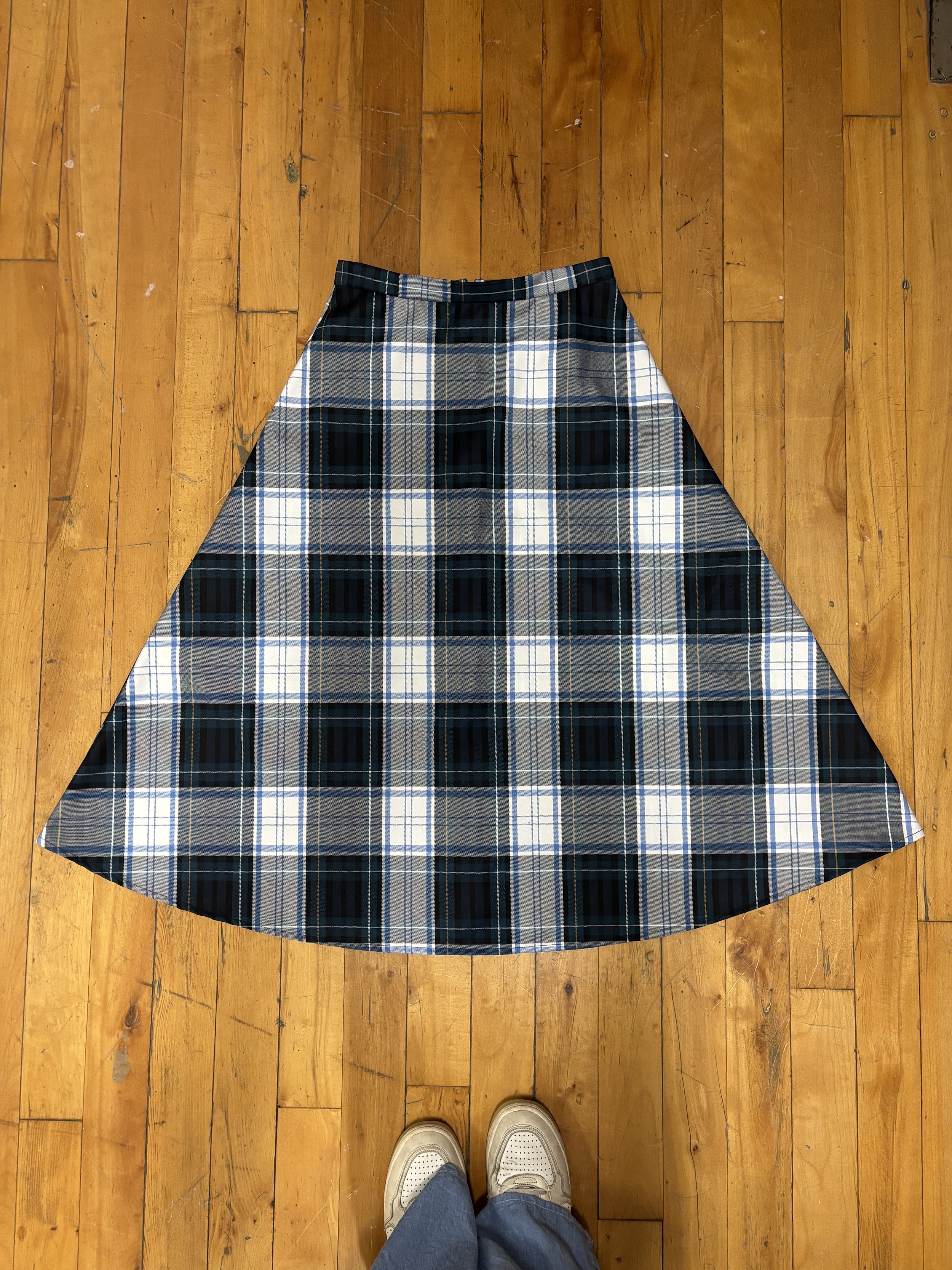Jupe midi tartan à plat.jpeg