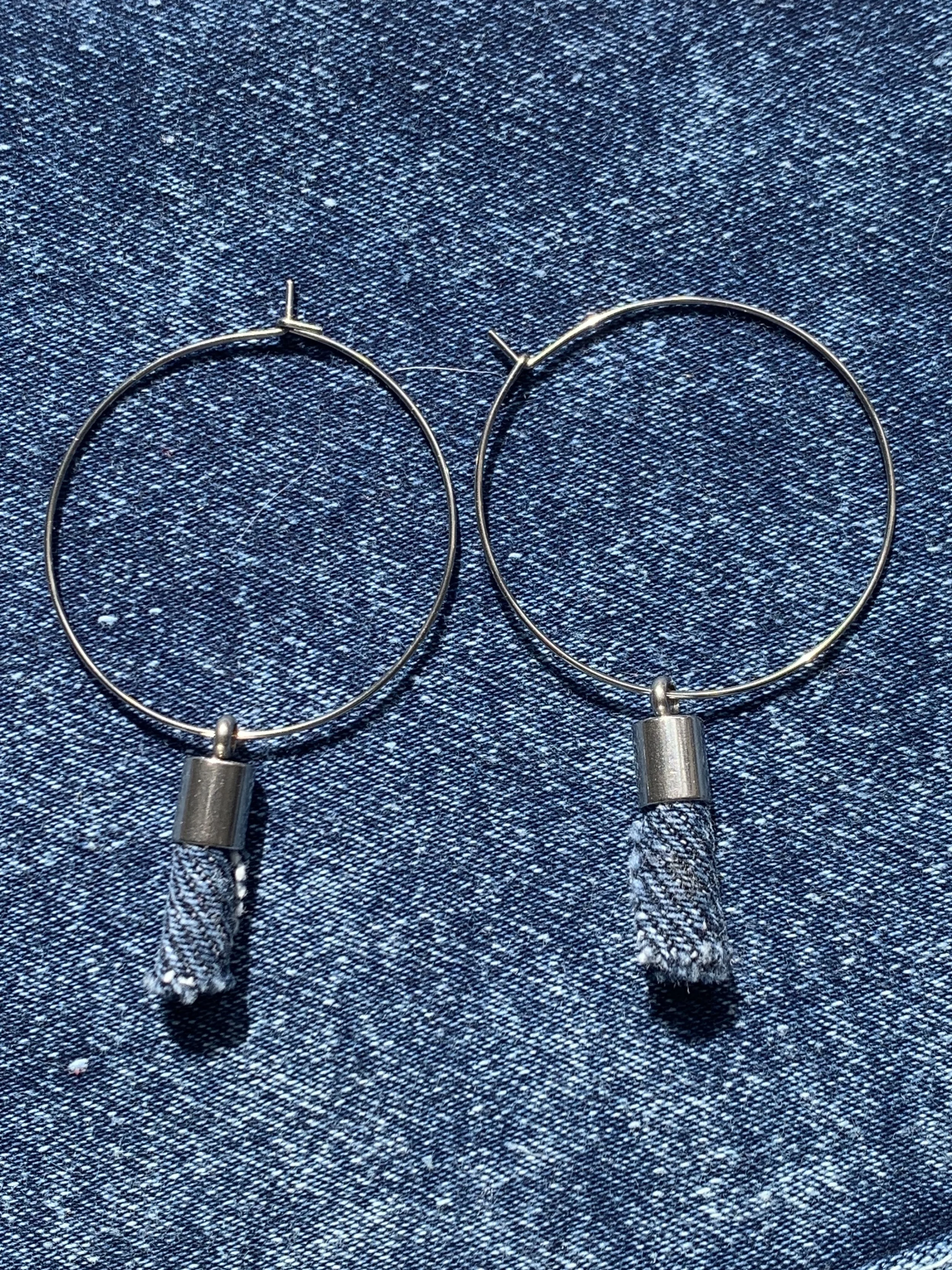 Boucles d'oreilles anneaux breloques jeans denim coton acier inoxydable.1.jpg