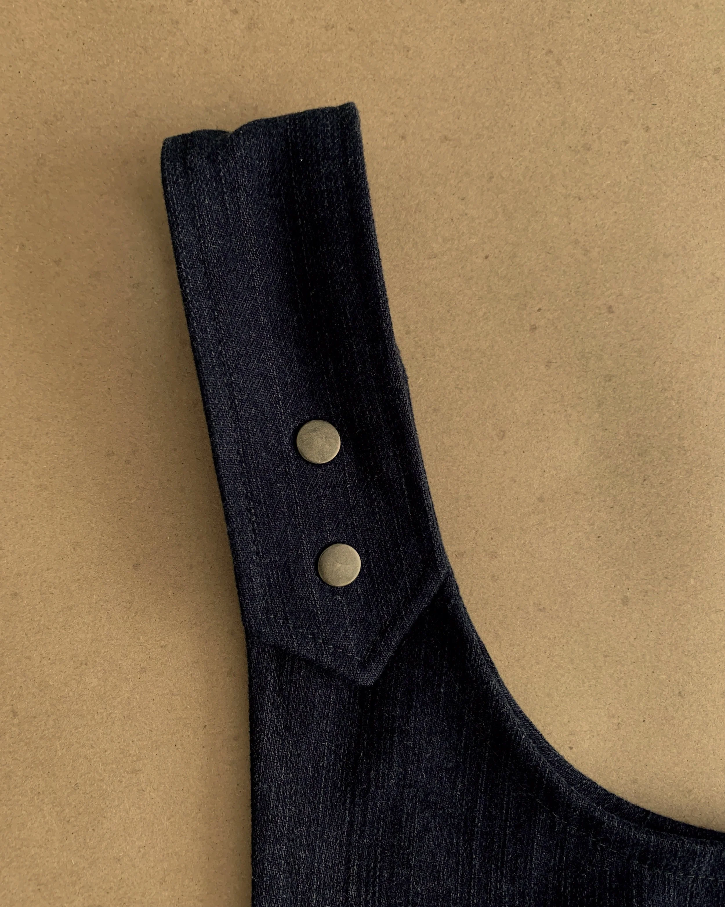 Bretelle du jumper Simone noir denim recyclé upcycled jeans.jpg