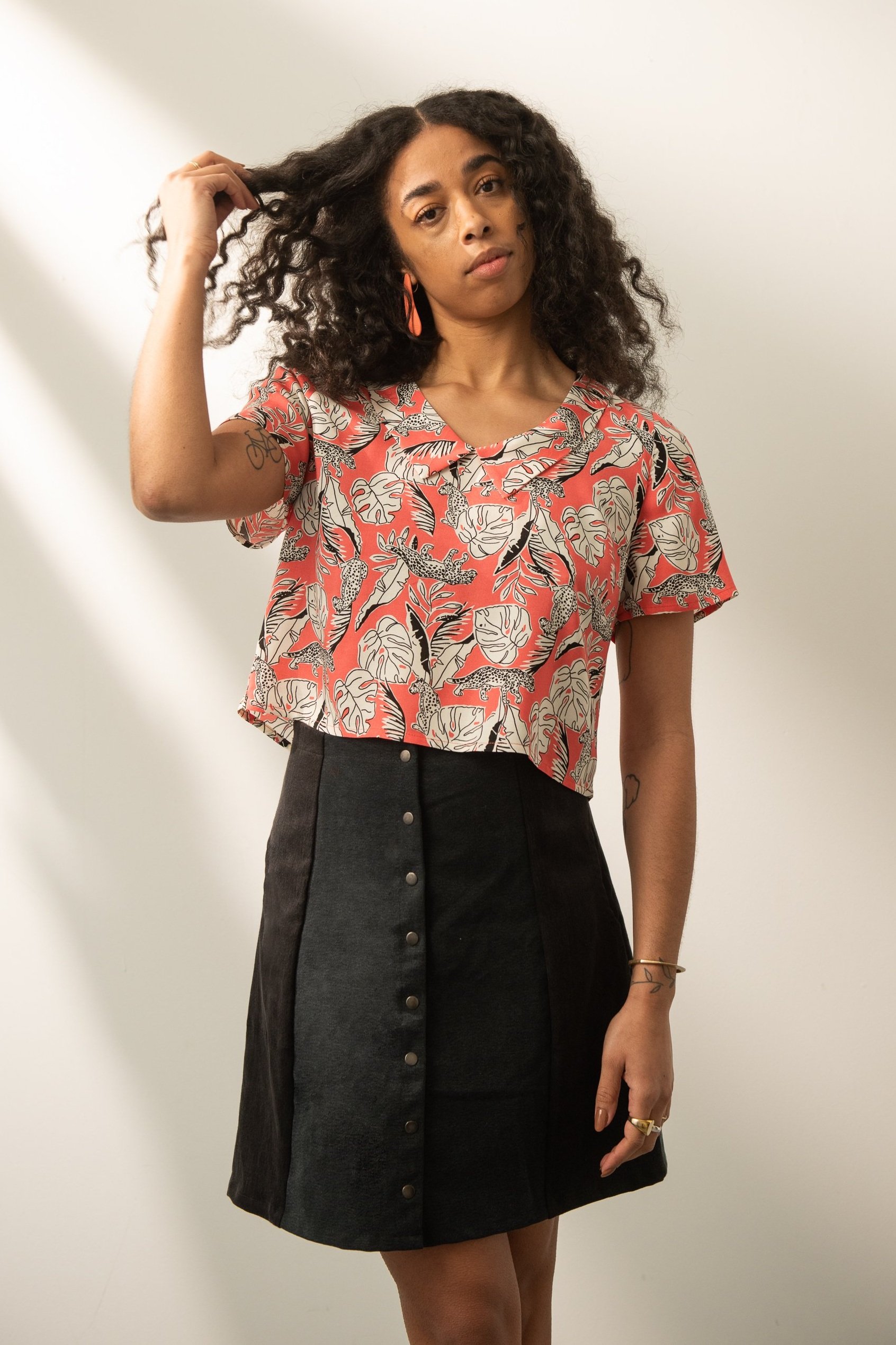 Blouse courte ample floral léopard rose saumon jupe jeans recyclé noir.jpg