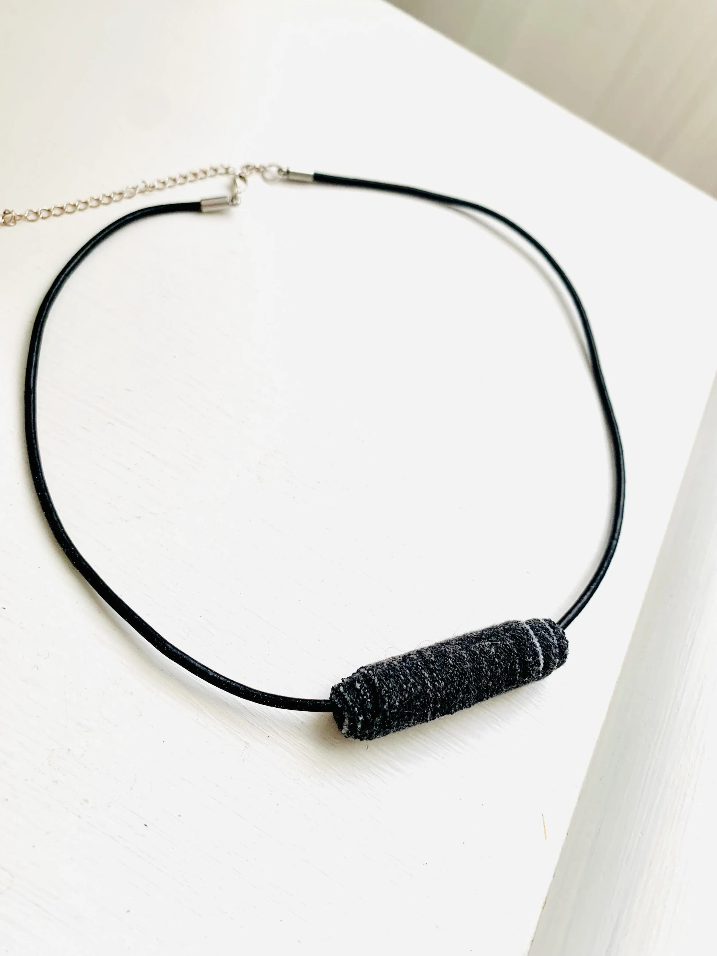 Collier cuir perle jean noir fond blanc.jpg
