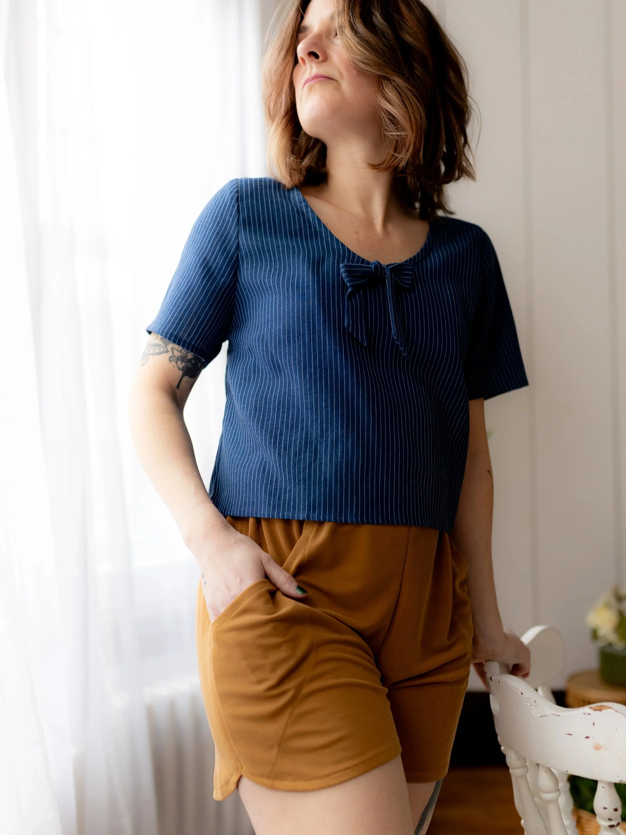 Blouse+boucle+fine+rayure+bleu+short+ocre+taille+%C3%A9lastique+poches.3.jpg