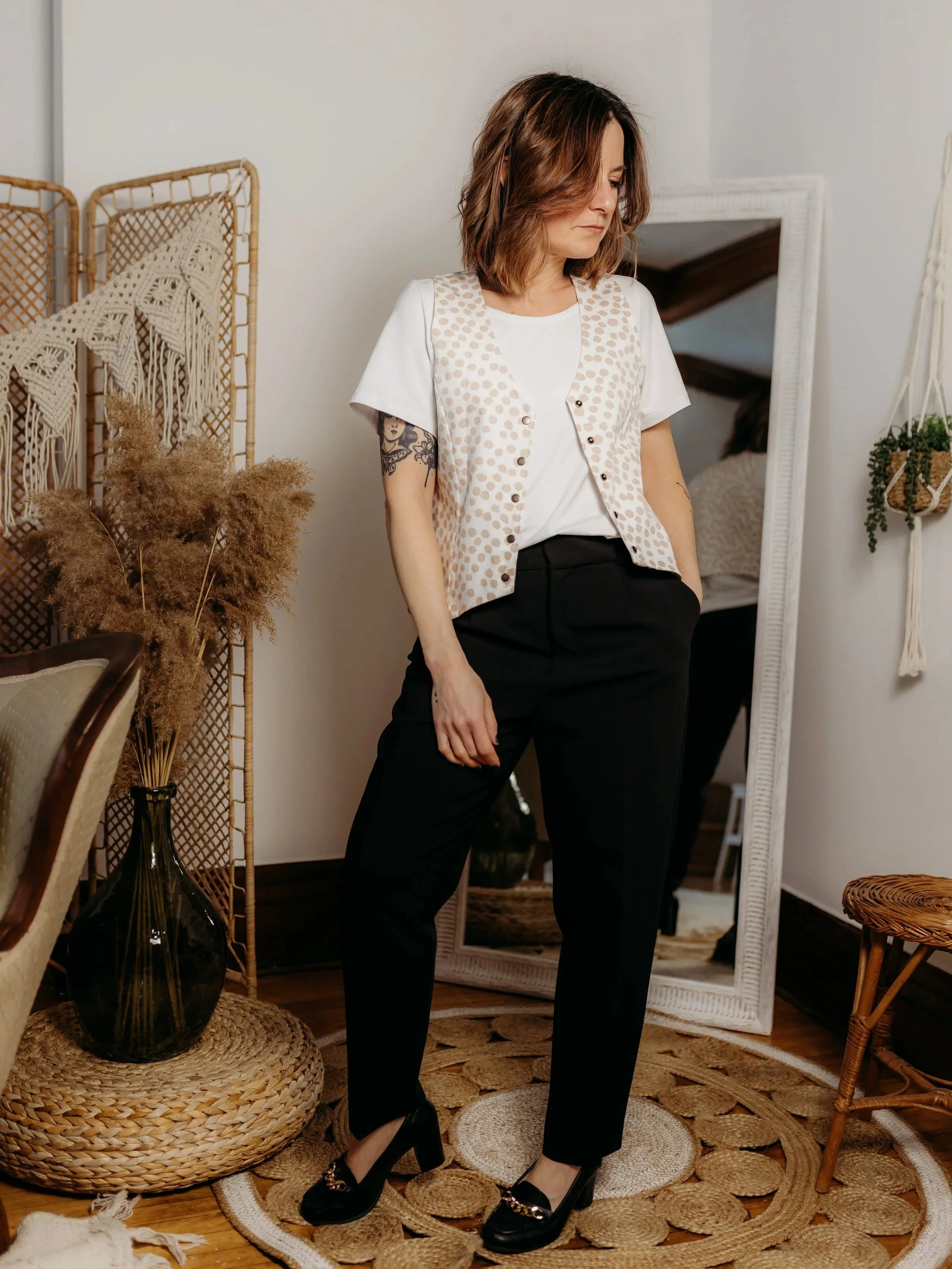 Veste+sans+manche+ajust%C3%A9e+pois+beige+blanc+t-shirt.2.jpg