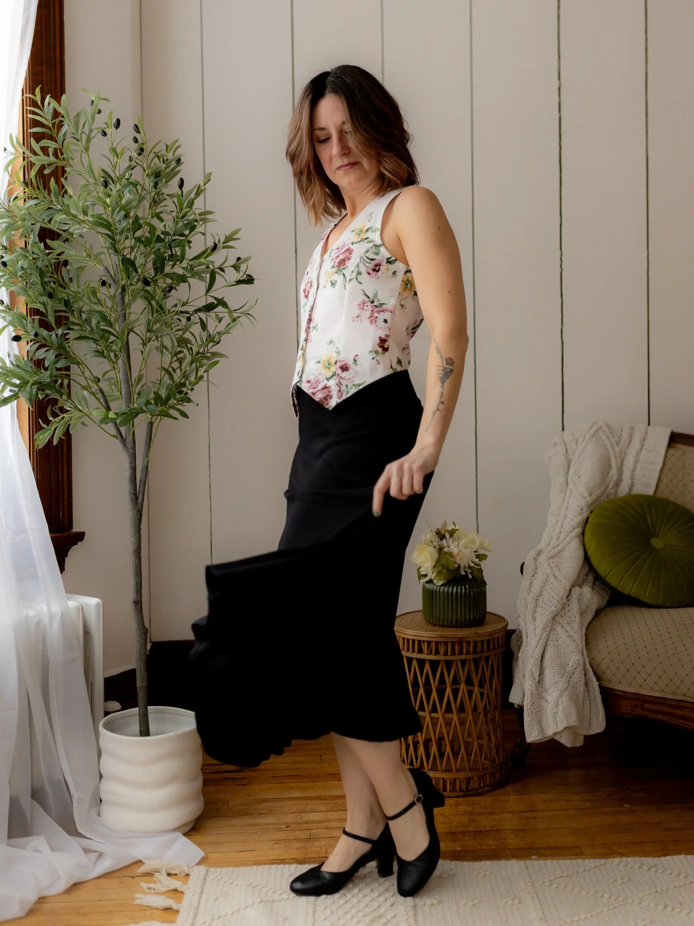 Veste+ajust%C3%A9e+boutonn%C3%A9e+sans+manche+fleurs+roses+blanc+jupe+midi+noire.1.jpg