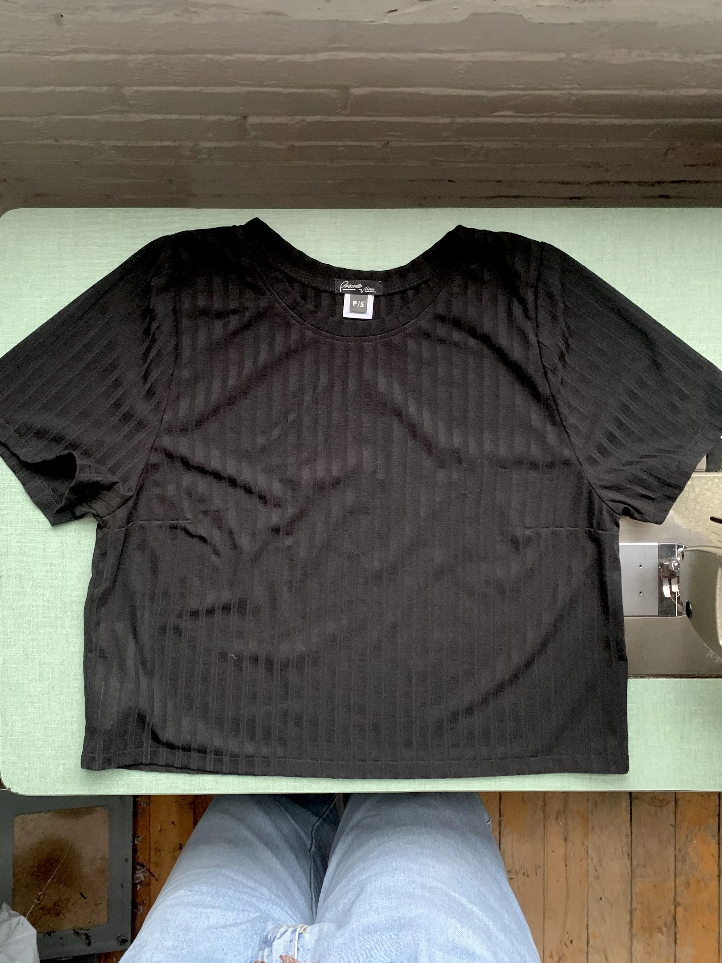 Crop t-shirt côtelé noir.jpg