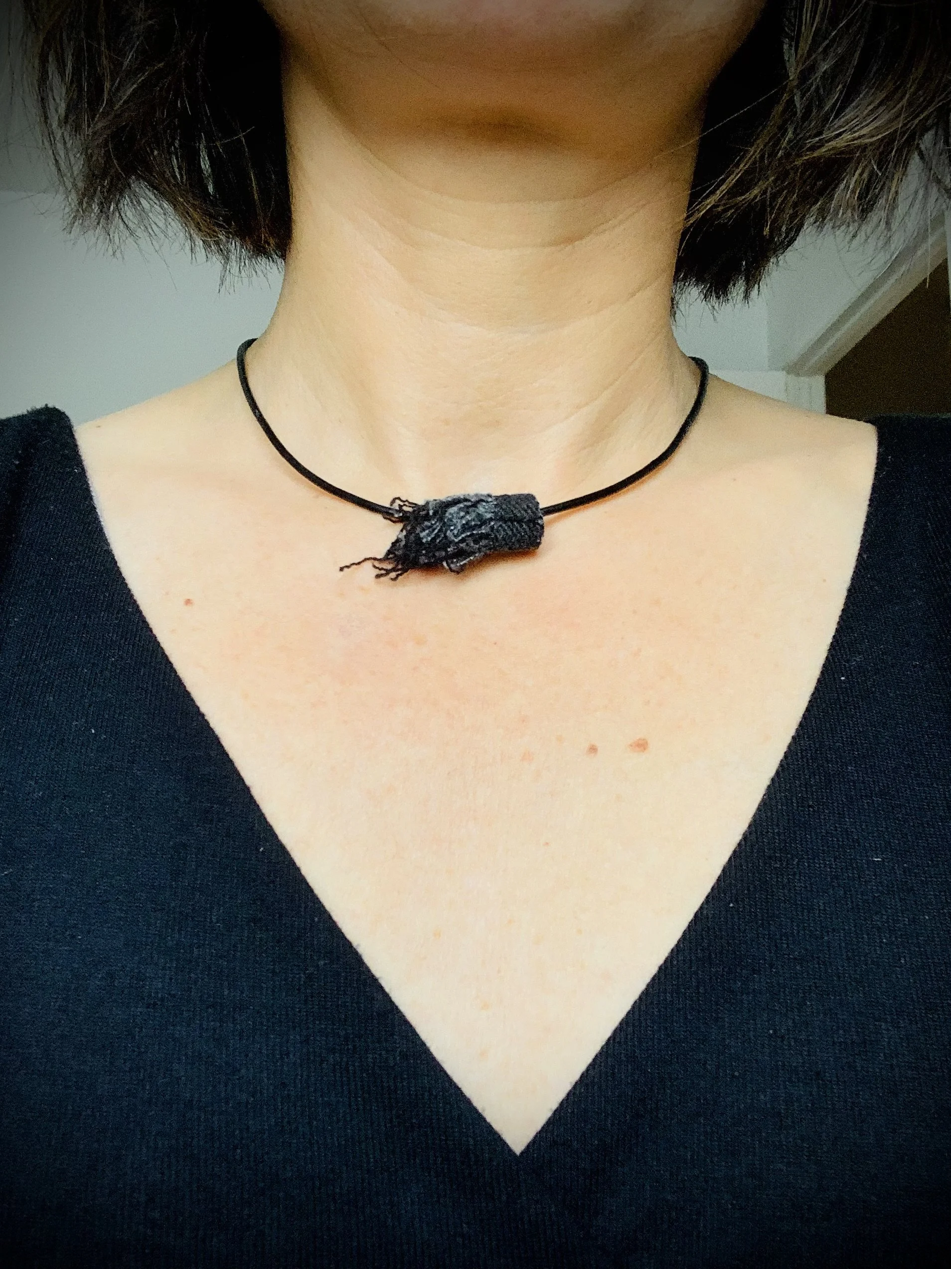 Collier cuir perle jean franges noir.2.jpg