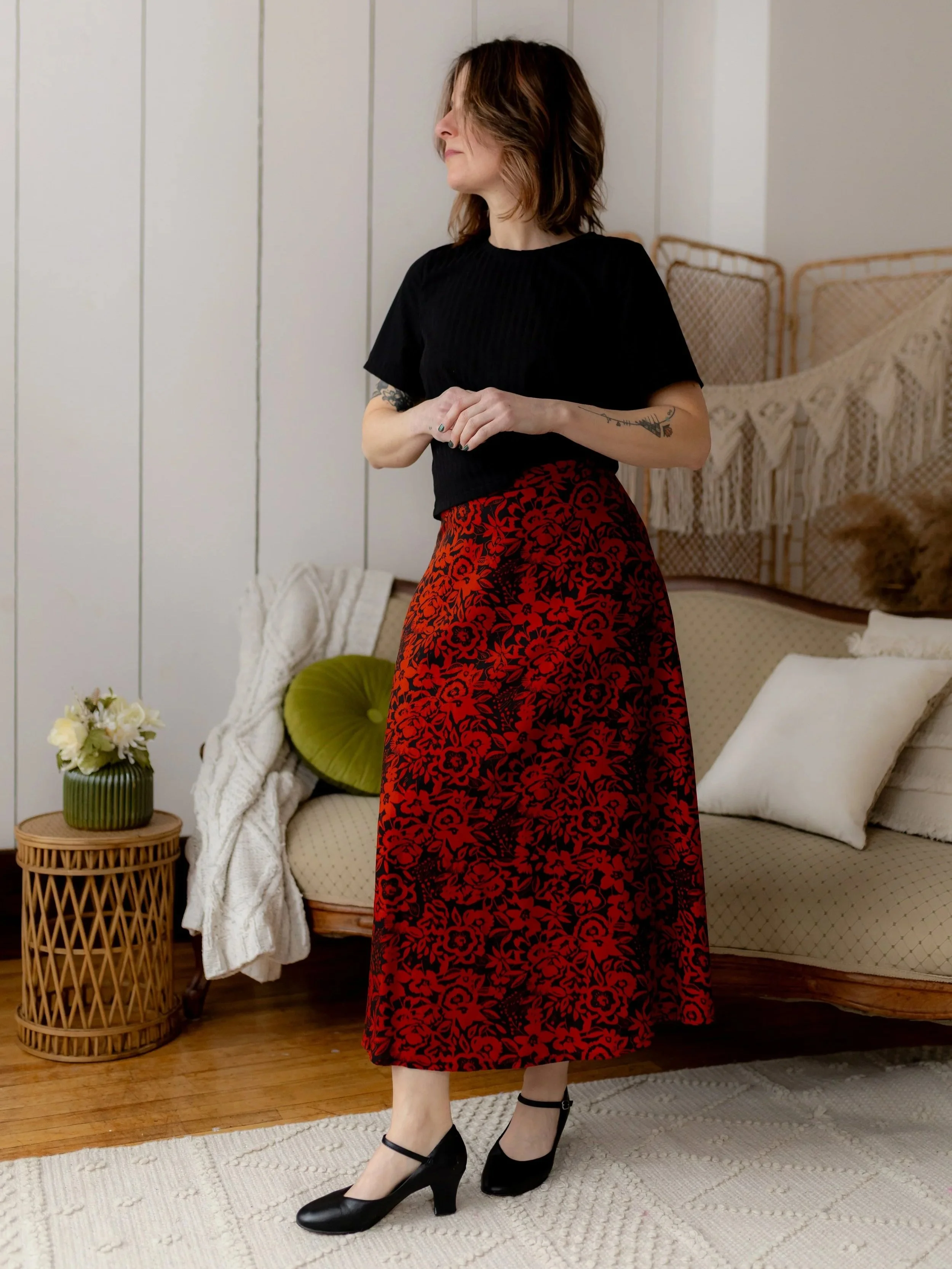 Crop+t-shirt+c%C3%B4tel%C3%A9+noir+jupe+midi+fleuri+noir+orange+rouge.6.jpg