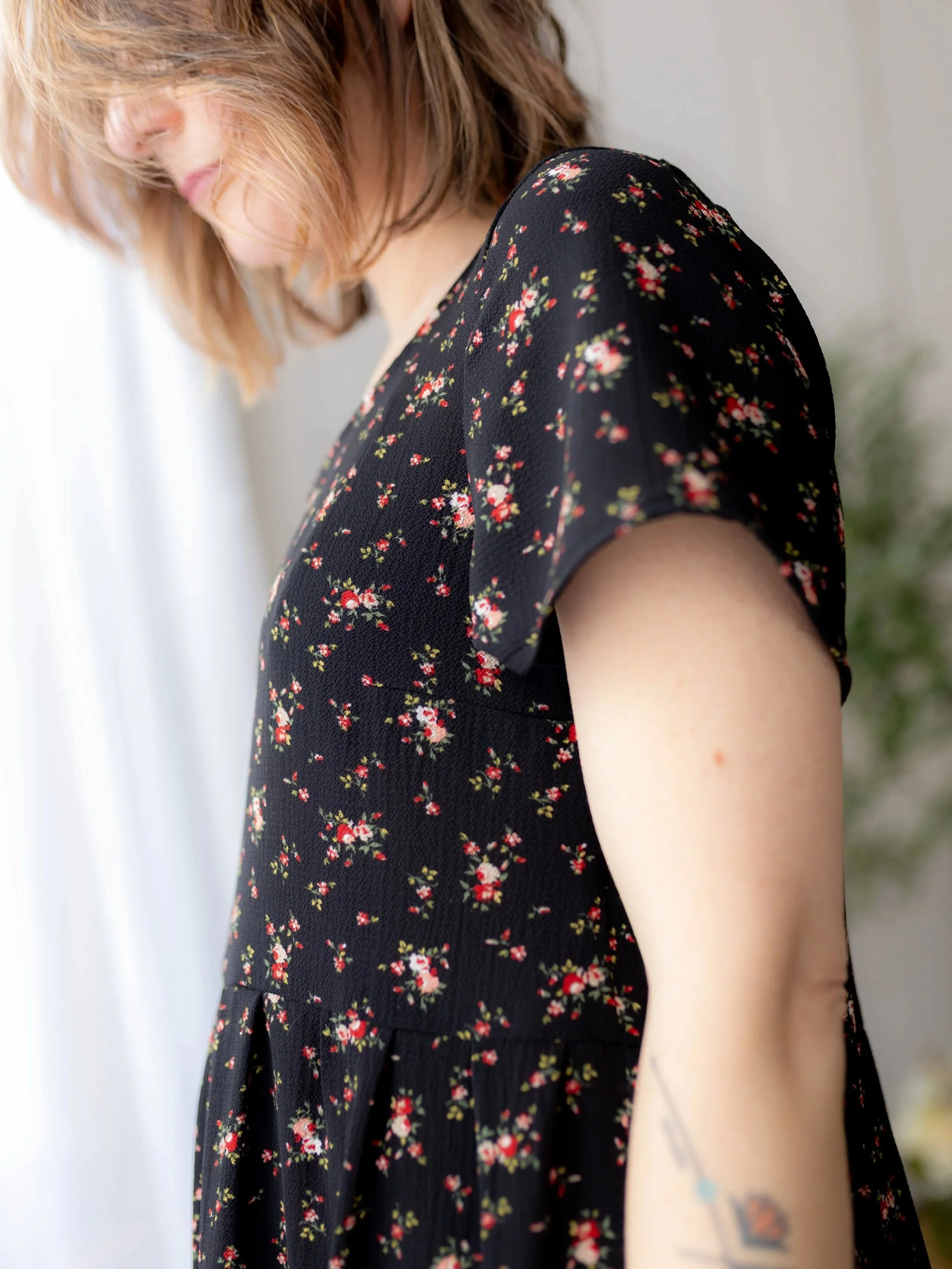 Robe+babydoll+longue+fleuri+noir+tissu+fluide+l%C3%A9ger+gros+plan+haut.jpg