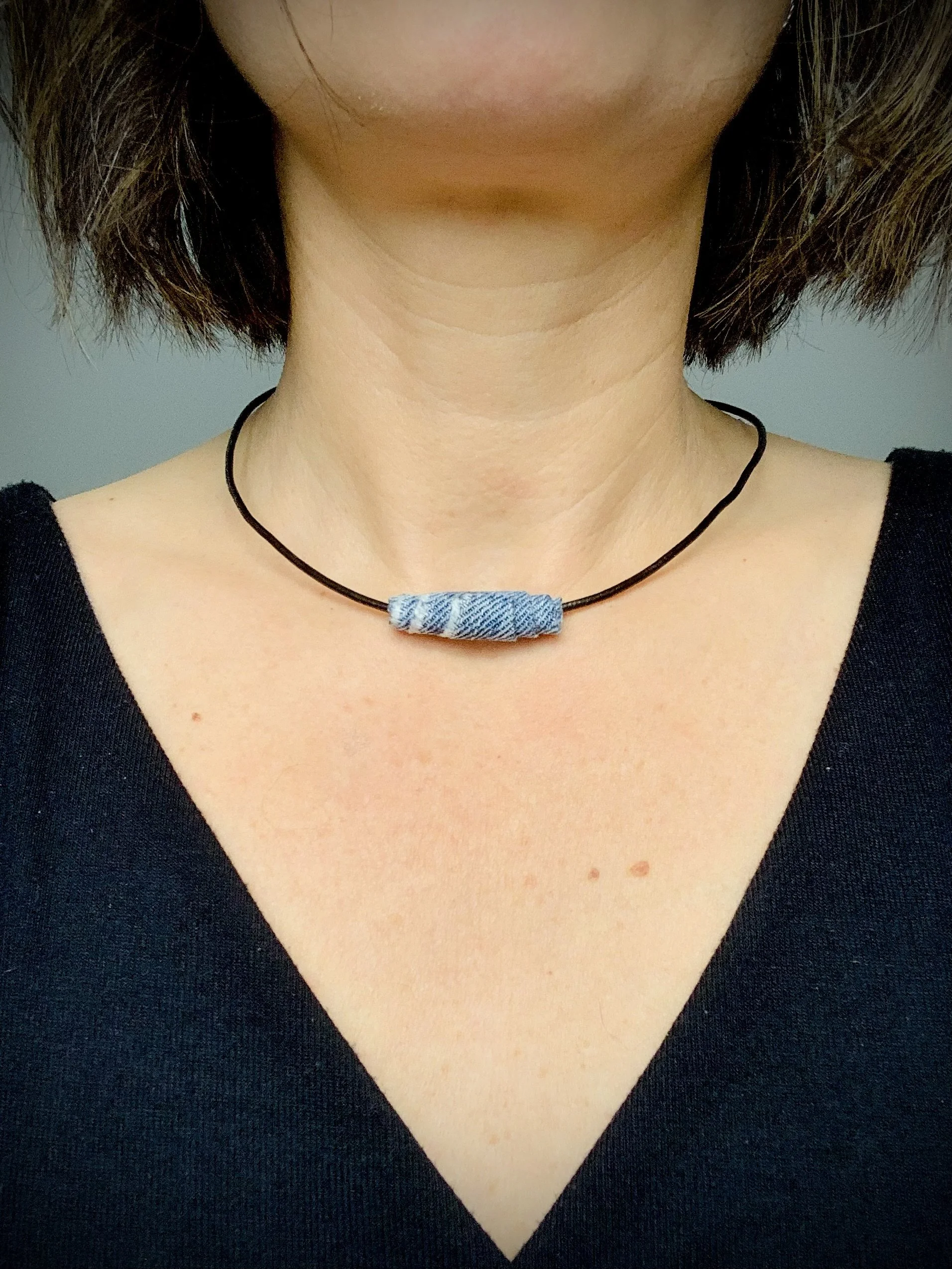 Collier cuir perle jean bleu clair.jpg