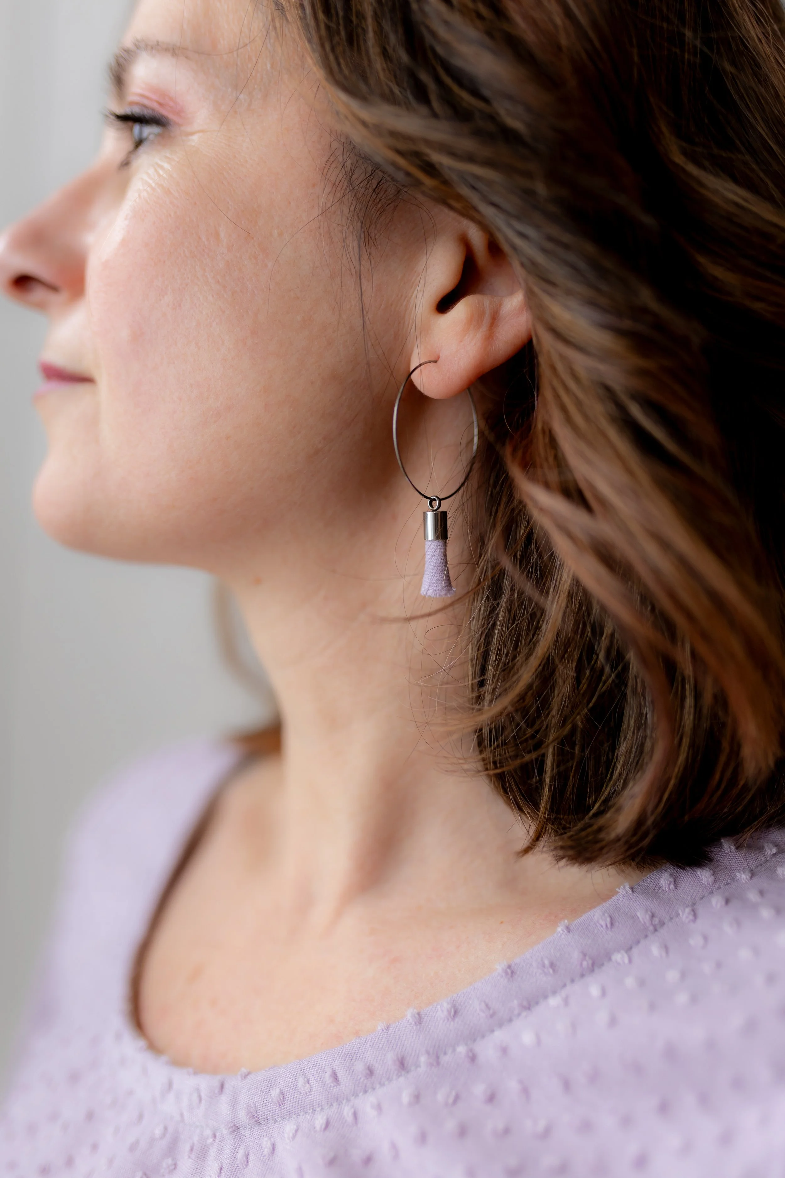 Boucles d'oreilles anneaux inox breloque denim lilas.jpg