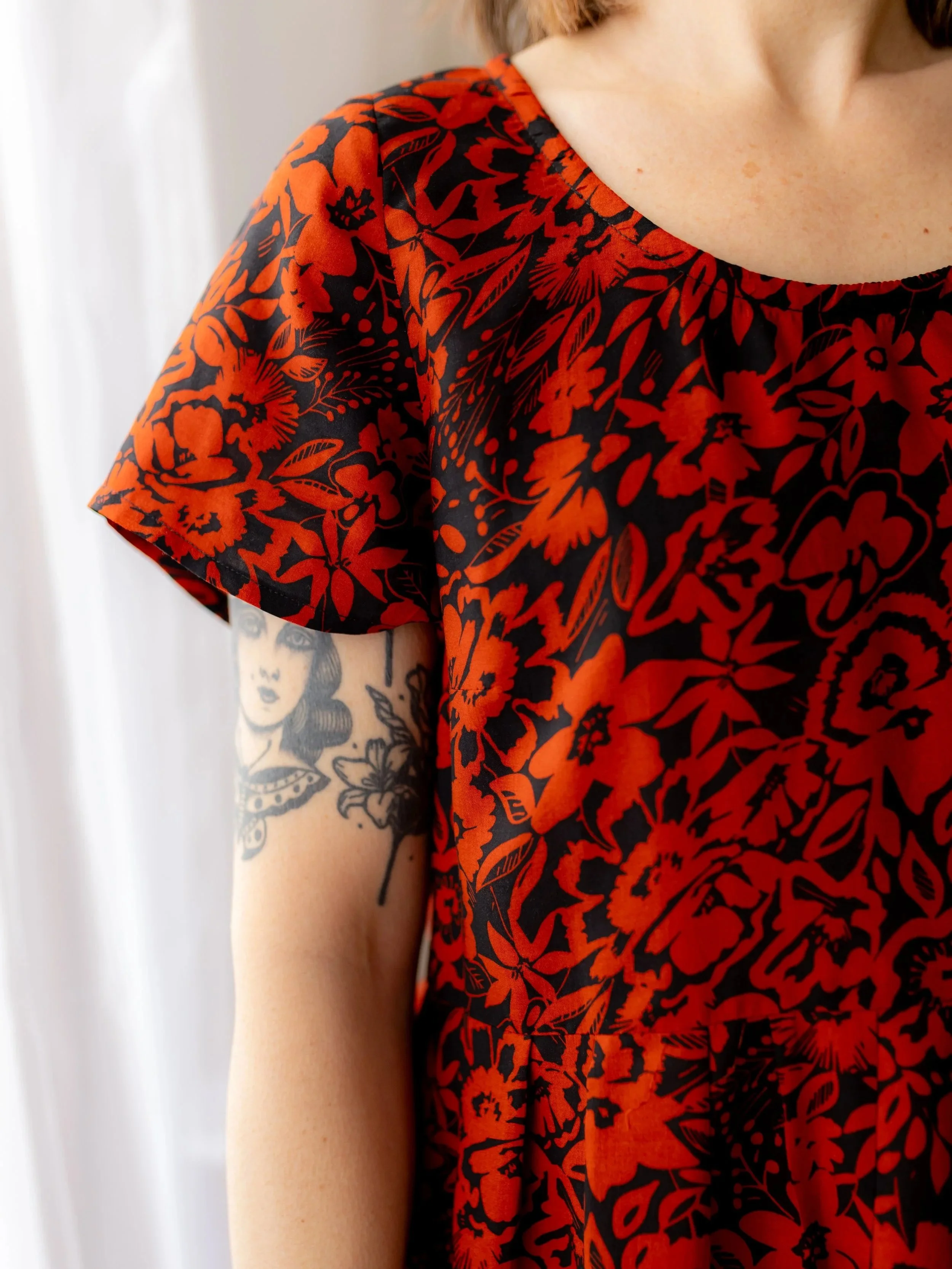 Robe+babydoll+longue+rouge+orange+noir+tissu+fluide+l%C3%A9ger+gros+plan+manche+courte.jpg