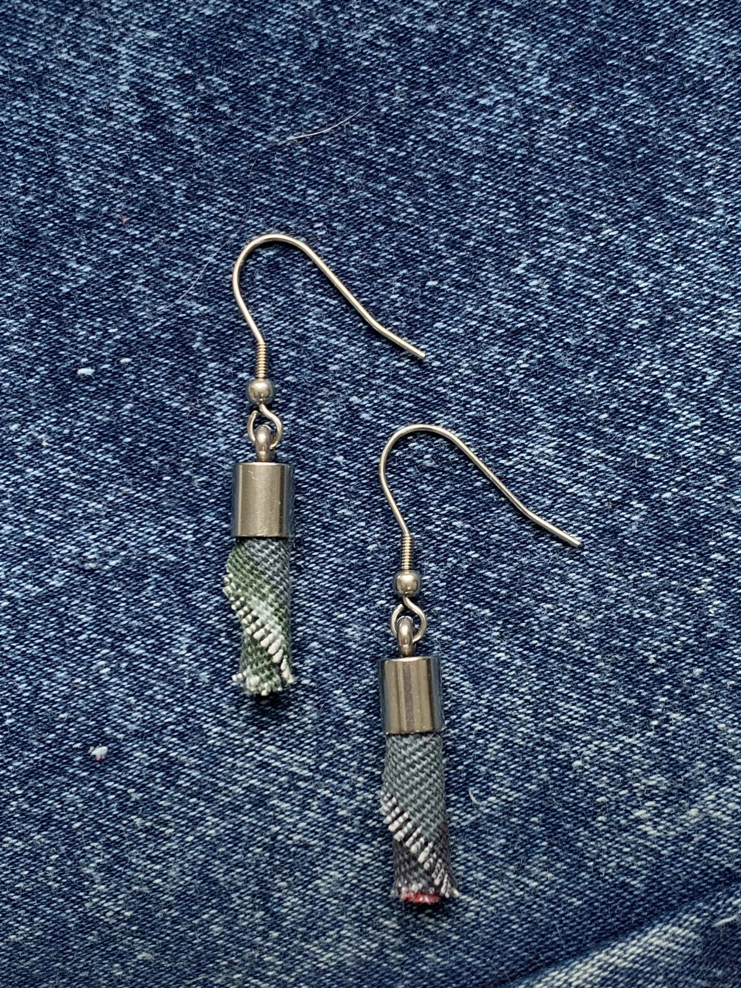 Boucles d'oreilles crochets breloques jeans denim coton acier inoxydable fleurs vertes.jpg