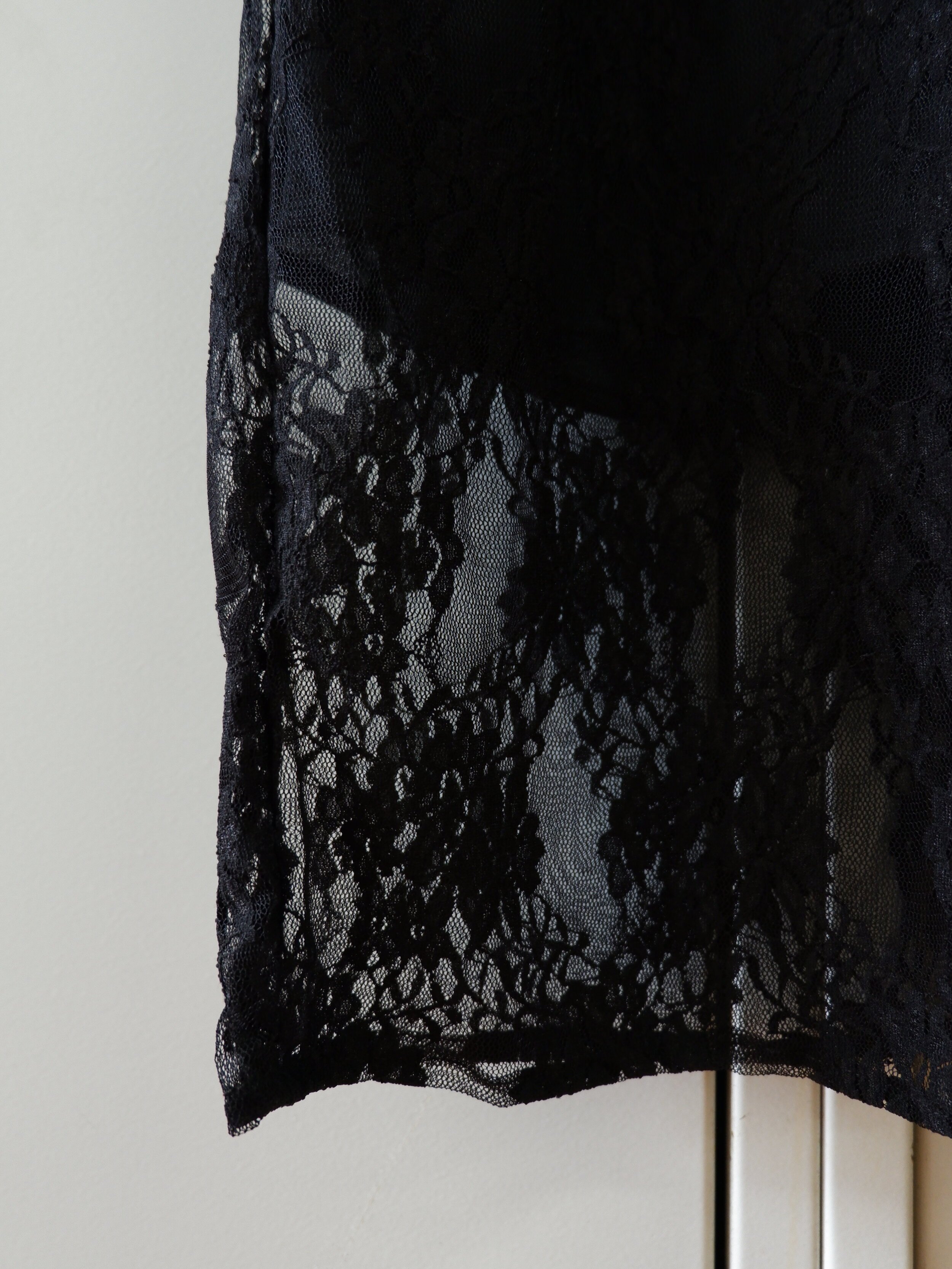 Robe longue dentelle doublée noir col plongeant demi manches coupe droite