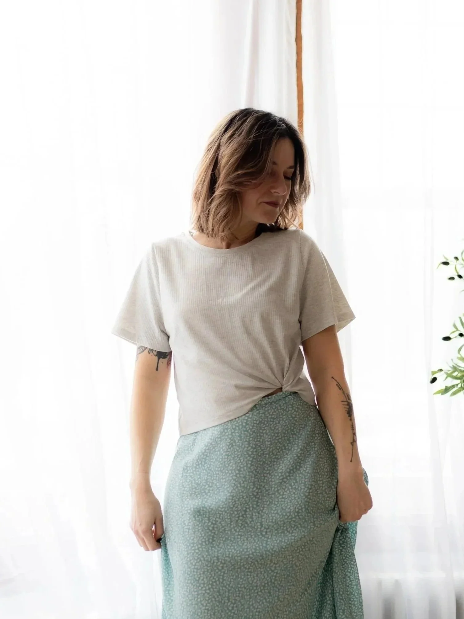 Crop%252Bt-shirt%252Bchin%2525C3%2525A9%252Bjupe%252Bmidi%252Bfleuri%252Bbleu%252Btendre%252Bblanc.1.jpg