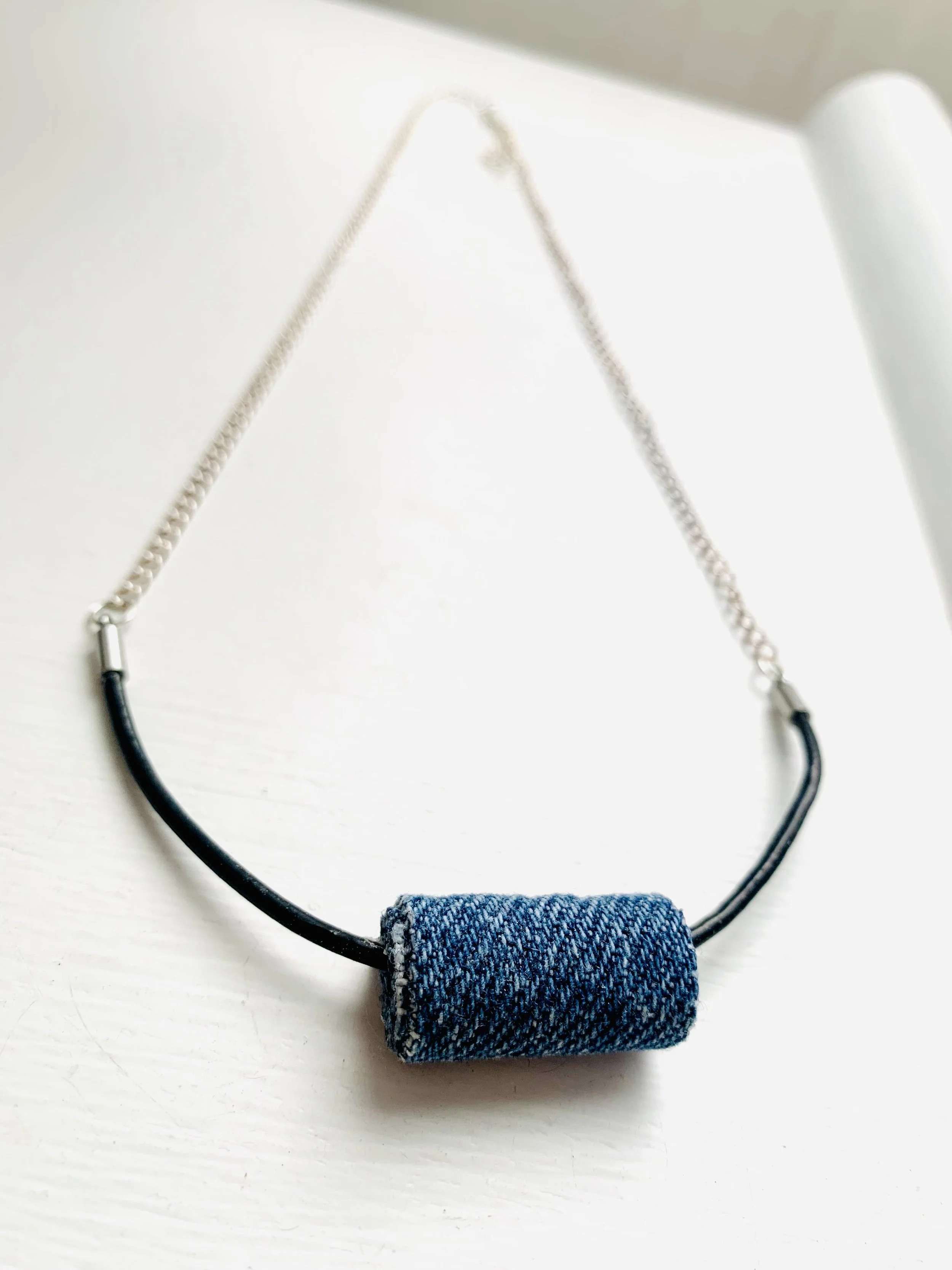 Collier cuir chaîne argent sterling perle jean bleu moyen fond blanc.jpg