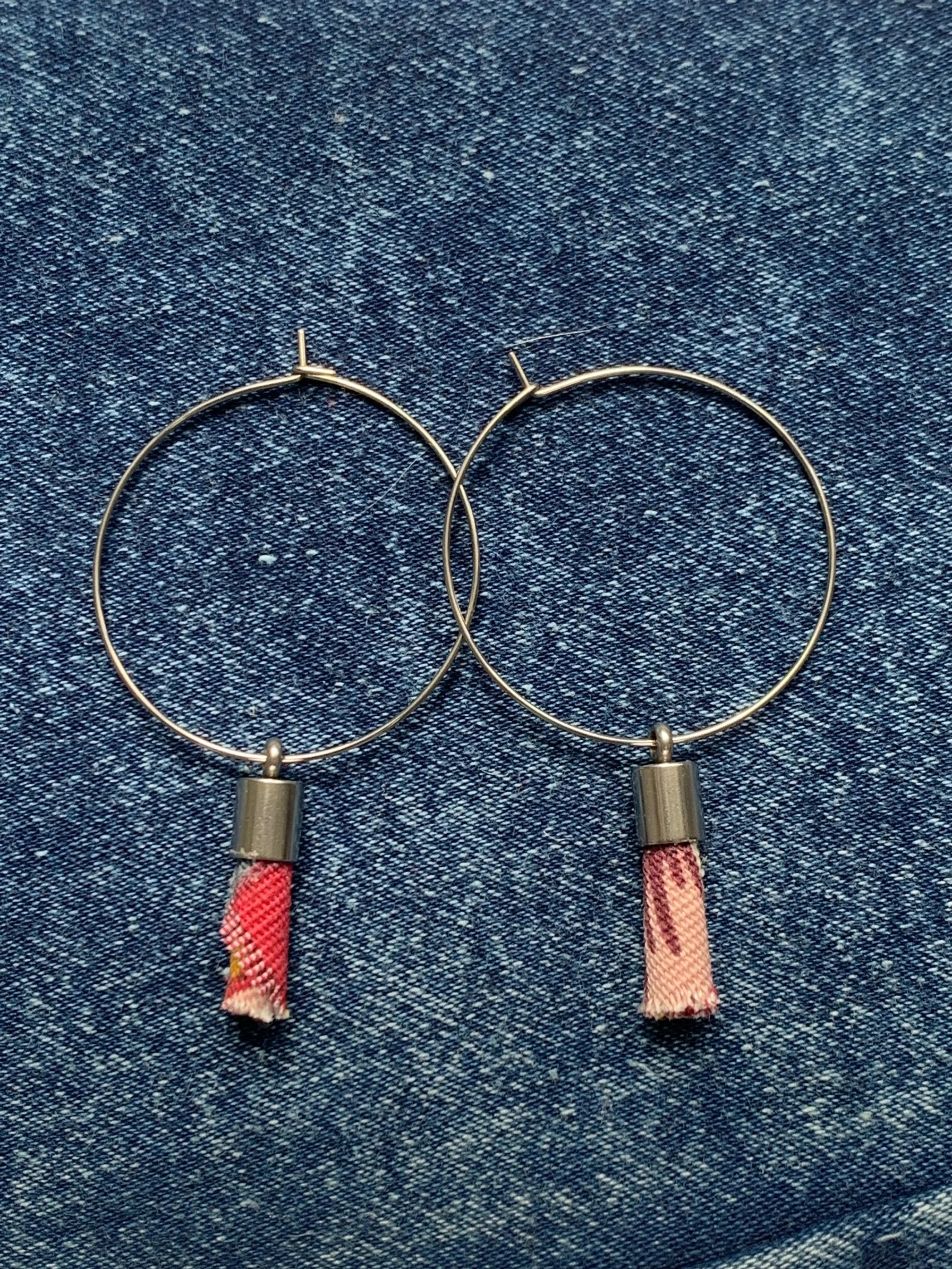 Boucles d'oreilles anneaux breloques jeans denim coton acier inoxydable fleurs roses.jpg