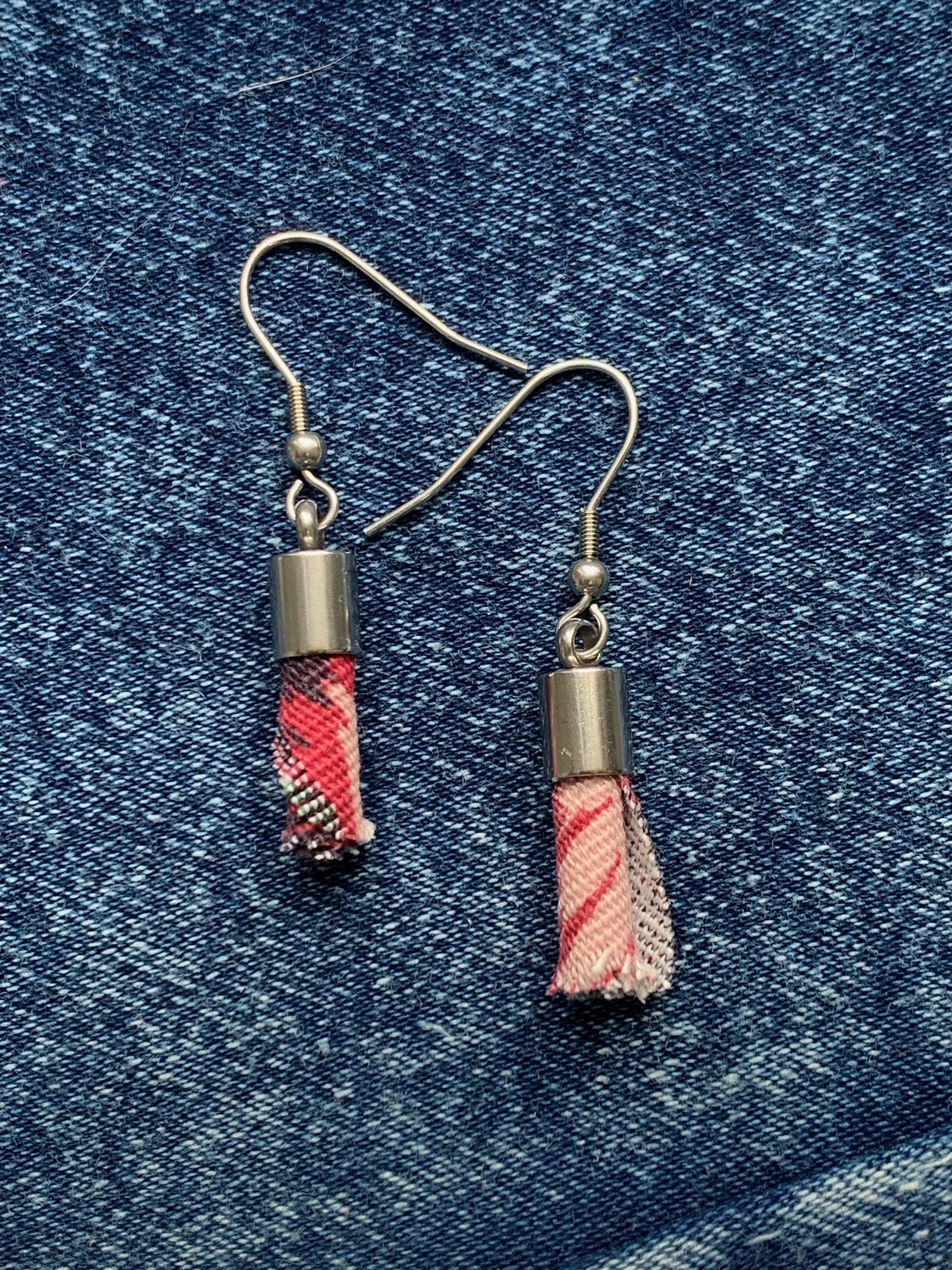 Boucles d'oreilles crochets breloques jeans denim coton acier inoxydable fleurs roses.jpg