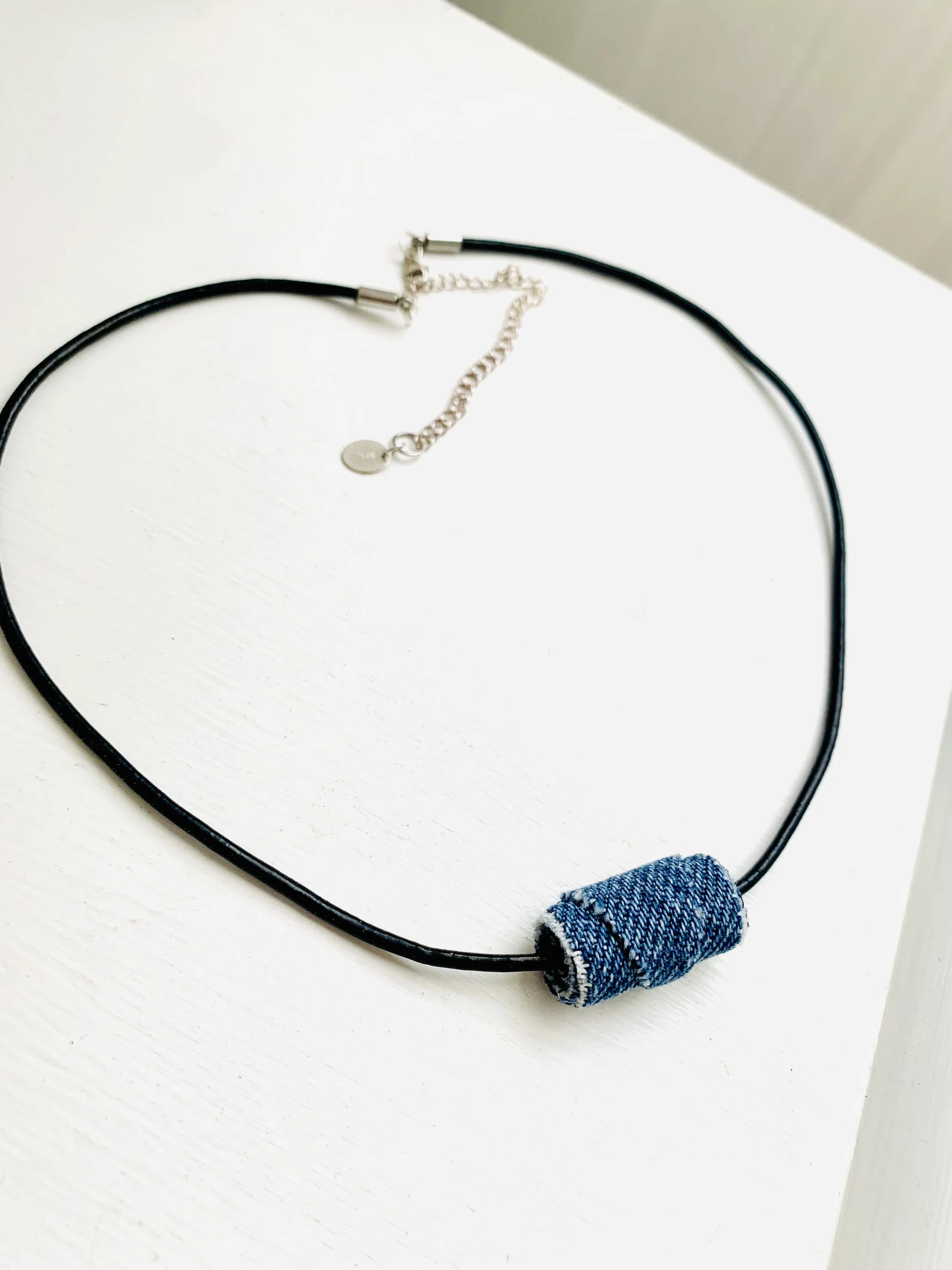 Collier cuir perle jean etroit bleu.jpg