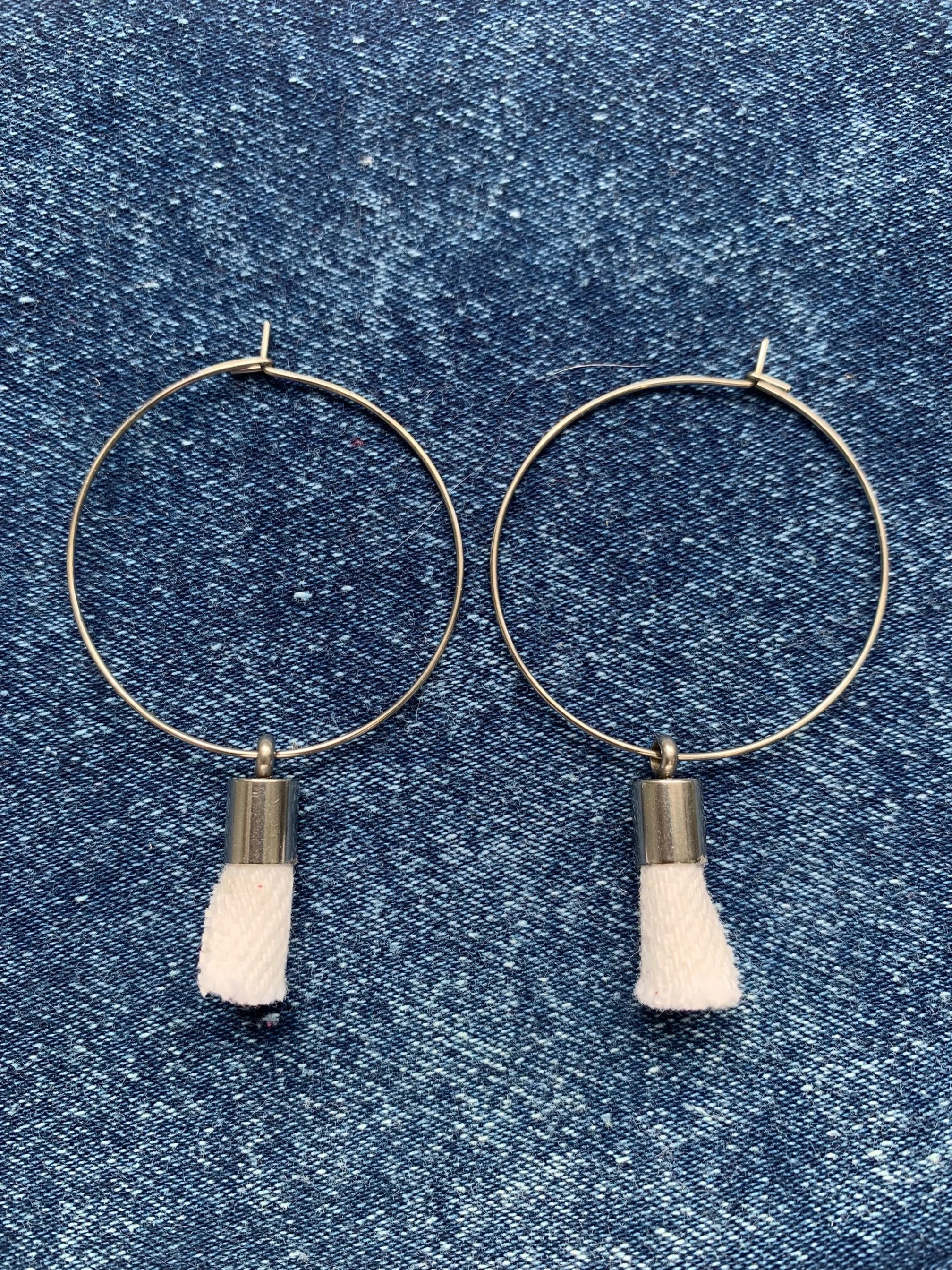 Boucles d'oreilles anneaux breloques jeans denim coton blanc acier inoxydable.jpg